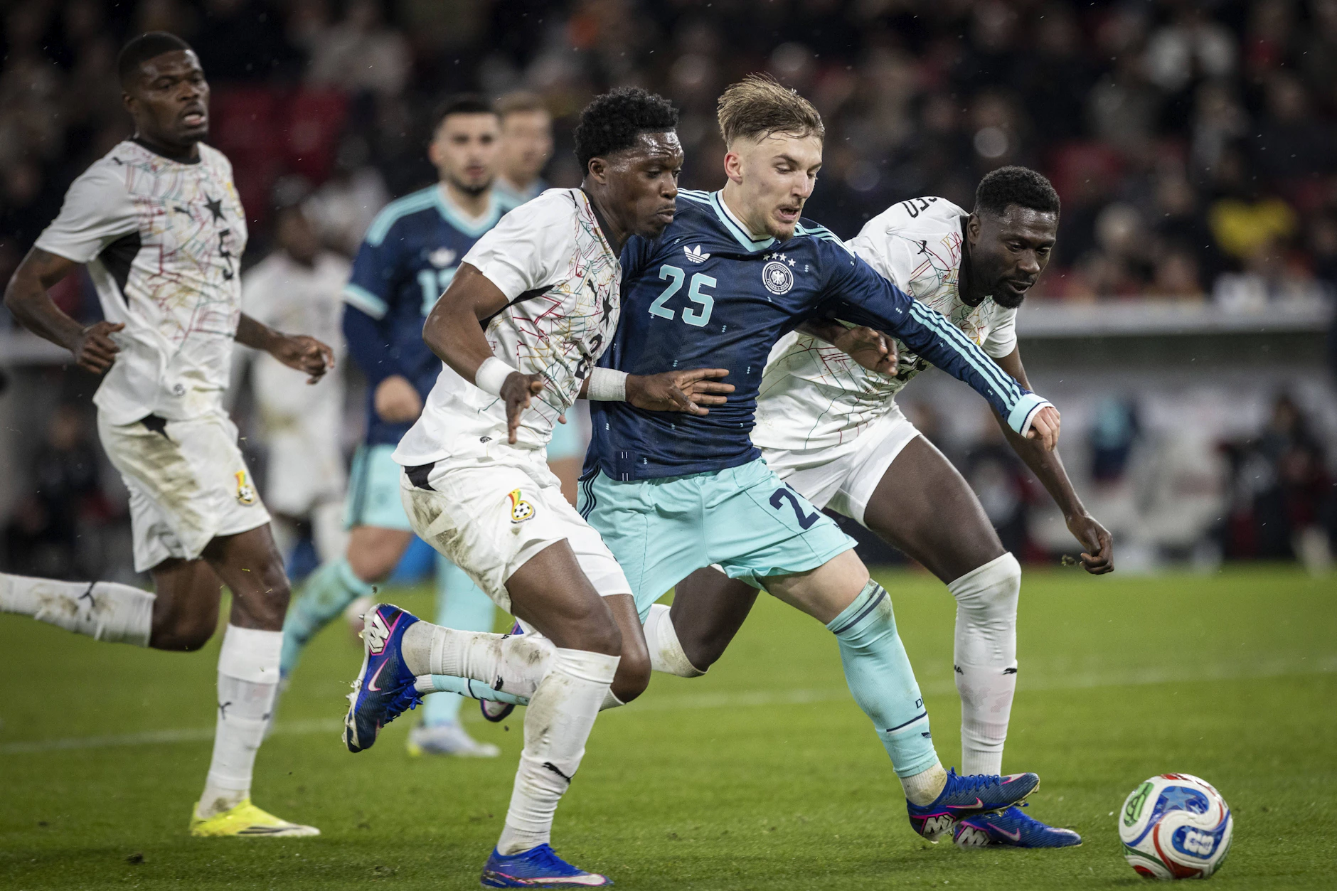 Besonders mit Bayern-Juwel Lennart Karl hatten Ghana und Union-Verteidiger Derrick Köhn in der zweiten Halbzeit Probleme.