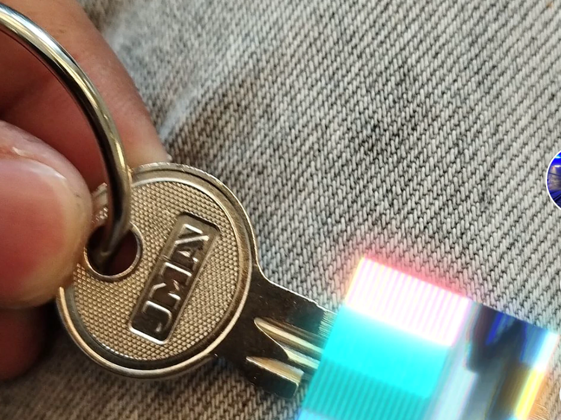 Stolz vorgezeigt: Ein offenbar illegal besorgter Schlüssel, den man in bestimmten Berliner S-Bahnen verwenden kann. Auch dieses Bild wurde bearbeitet.