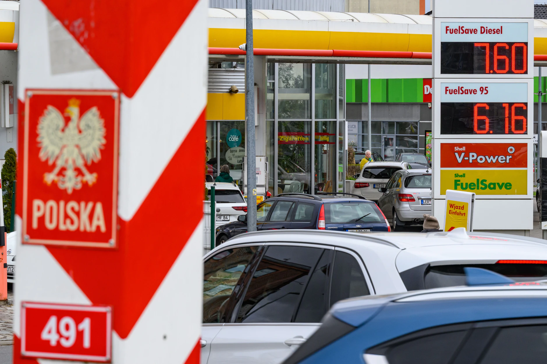 Polen hat staatliche Höchstpreise für Kraftstoffe eingeführt, andere Nachbarländer reagieren zögerlicher.