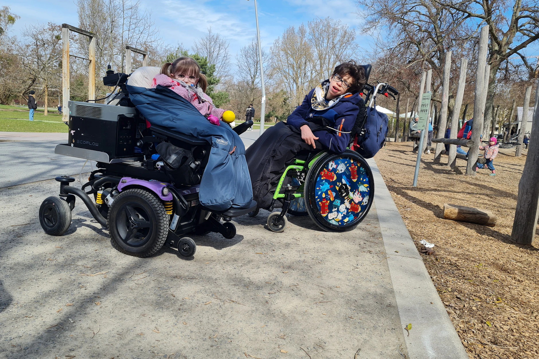 Maxi (r.) und Murielle (l.) würden gerne mitspielen, doch die Bauart des Spielplatzes hindert sie daran.
