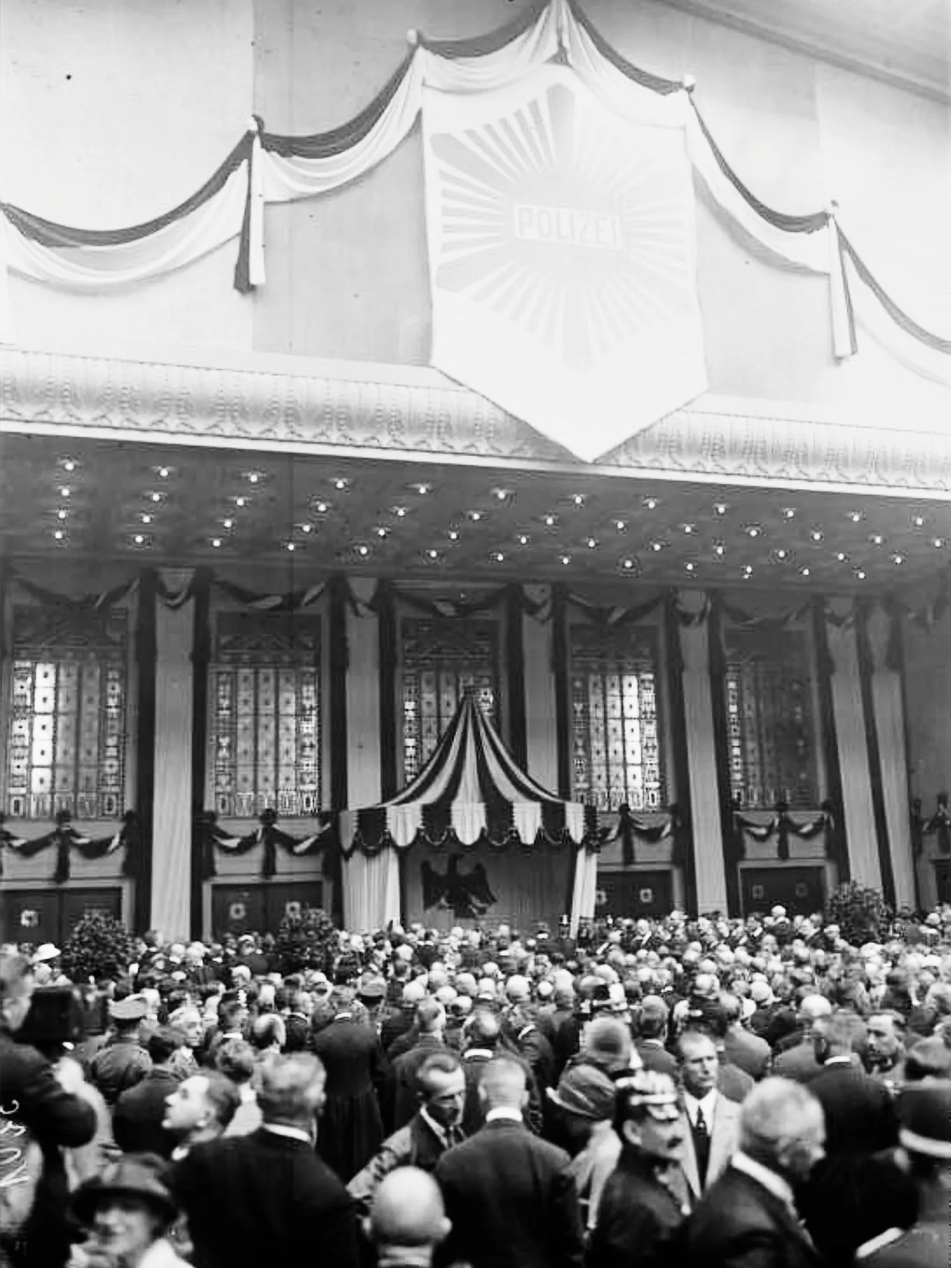 Die Berliner Polizeiausstellung wurde durch den preußischen Innenminister Carl Severing eröffnet.