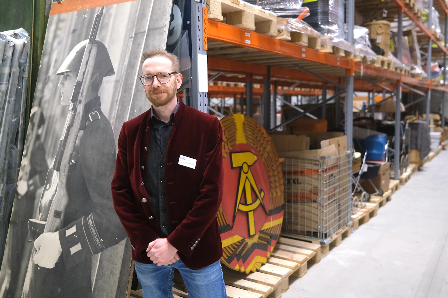 Eric Strohmeier-Wimmer ist der Sammlungsleiter des DDR-Museums Berlin. Hier steht er im riesigen Depot des Museums in Berlin-Marzahn.