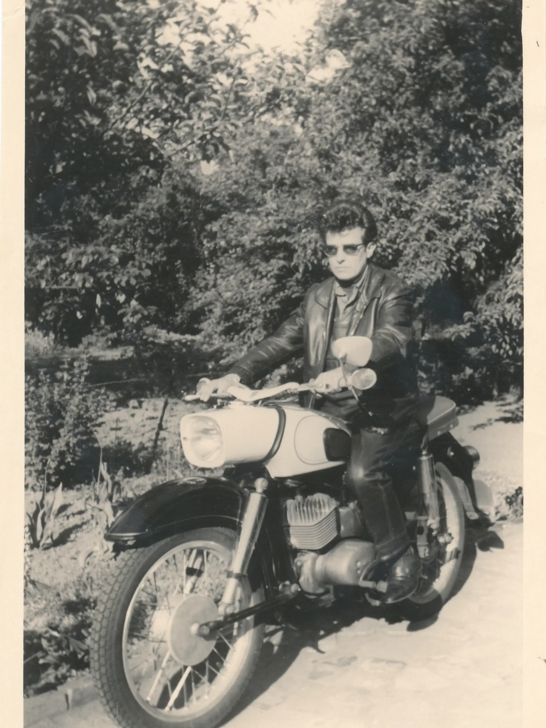 Rita „Tommy“ Thomas: „Selbstporträt, Oberbaumbrücke, Berlin“, um 1960