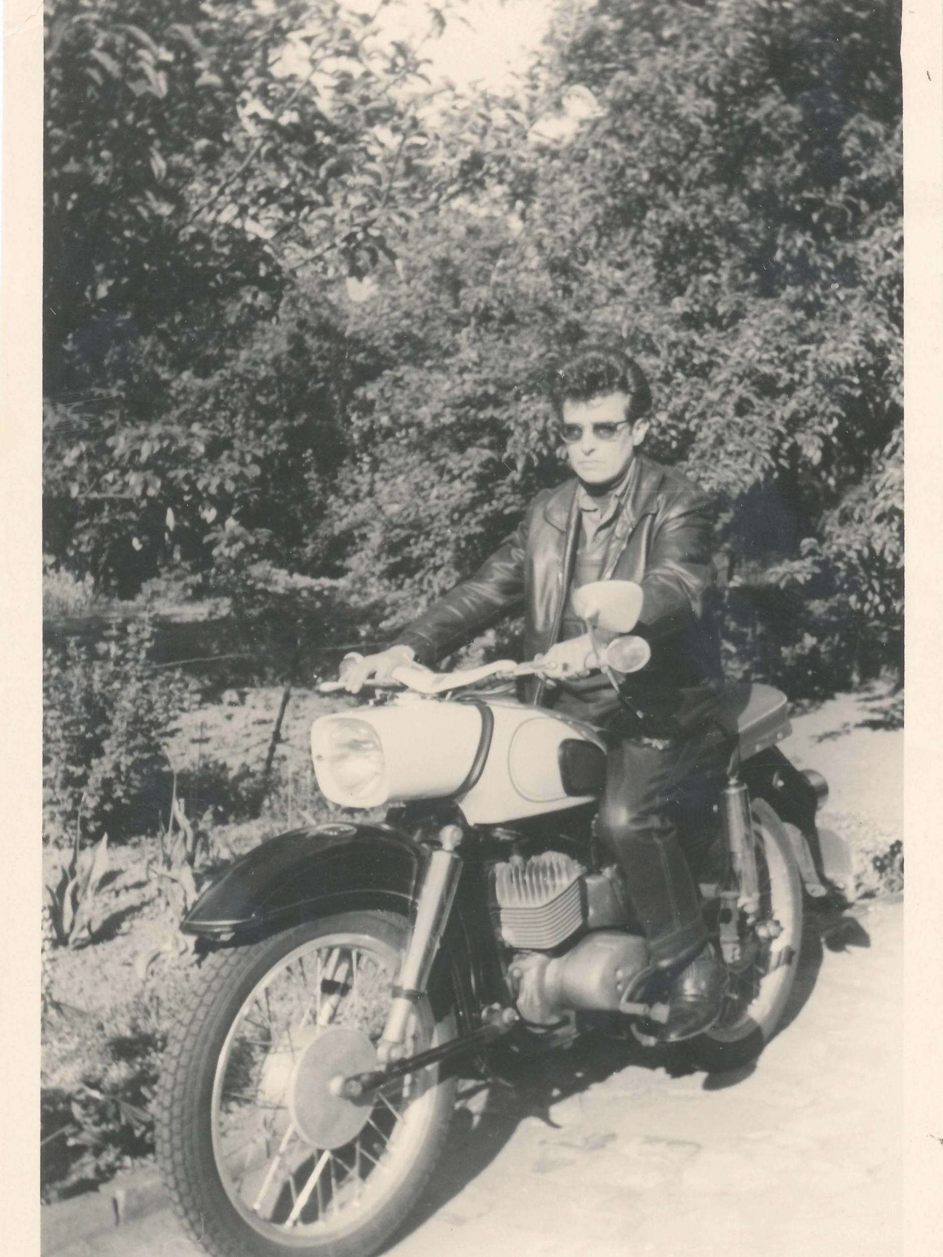 Rita „Tommy“ Thomas:&nbsp;„Selbstporträt, Oberbaumbrücke, Berlin“, um 1960