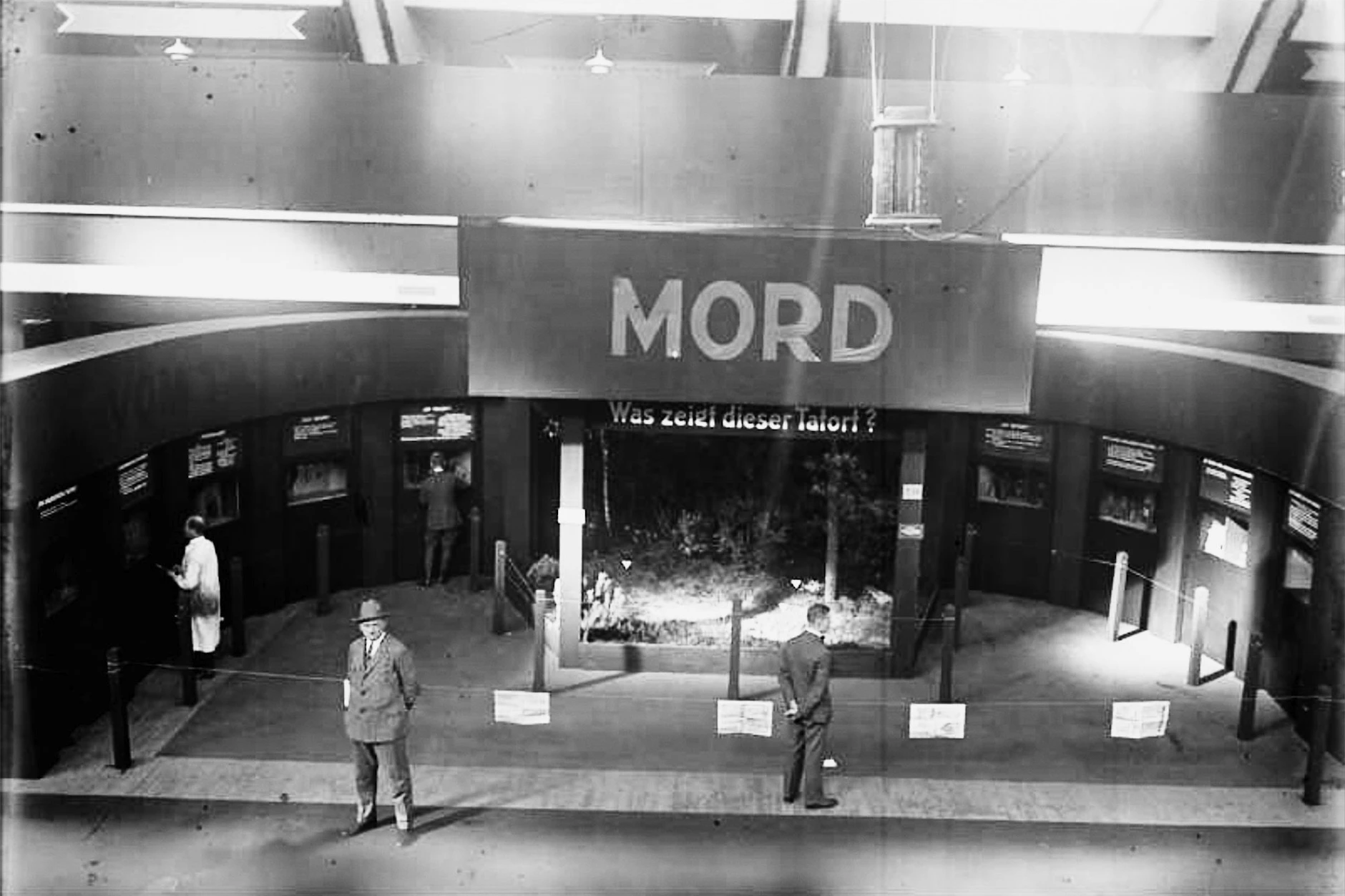 Berliner Polizeiausstellung von 1926, Abteilung Kriminalistik: Ein Modell-Tatort veranschaulicht den Ermittlungsprozess – vom Mord bis zur Ergreifung des Täters.