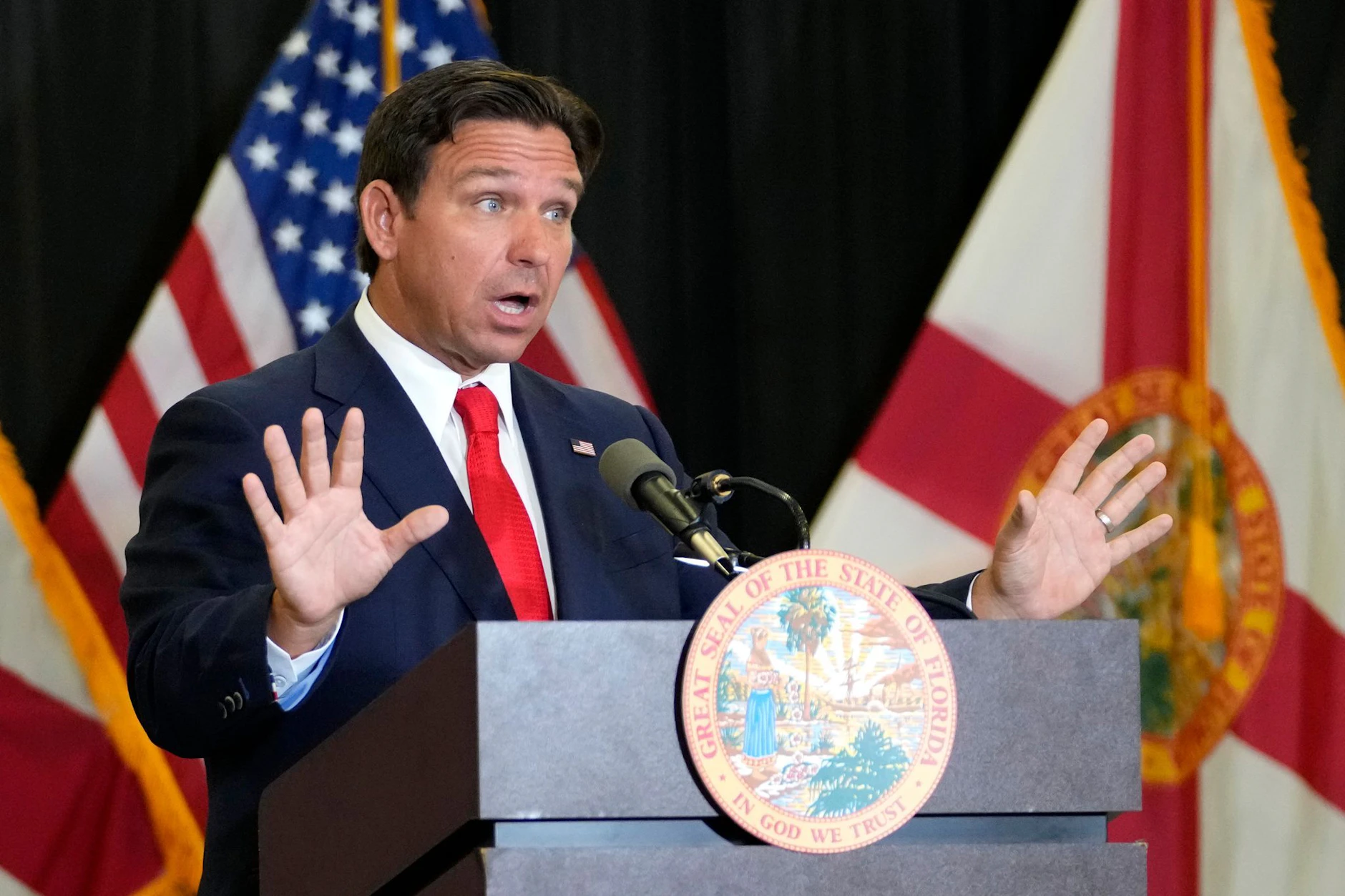 Floridas Gouverneur Ron DeSantis hat das <a href="https://www.berliner-kurier.de/politik-wirtschaft/raetsel-um-grossen-roten-fleck-am-hals-von-donald-trump-li.10022068"></a><a href="https://www.berliner-kurier.de/politik-wirtschaft/raetsel-um-grossen-roten-fleck-am-hals-von-donald-trump-li.10022068">Gesetz zur Umbenennung des Flughafens nach Donald Trump</a> unterzeichnet.