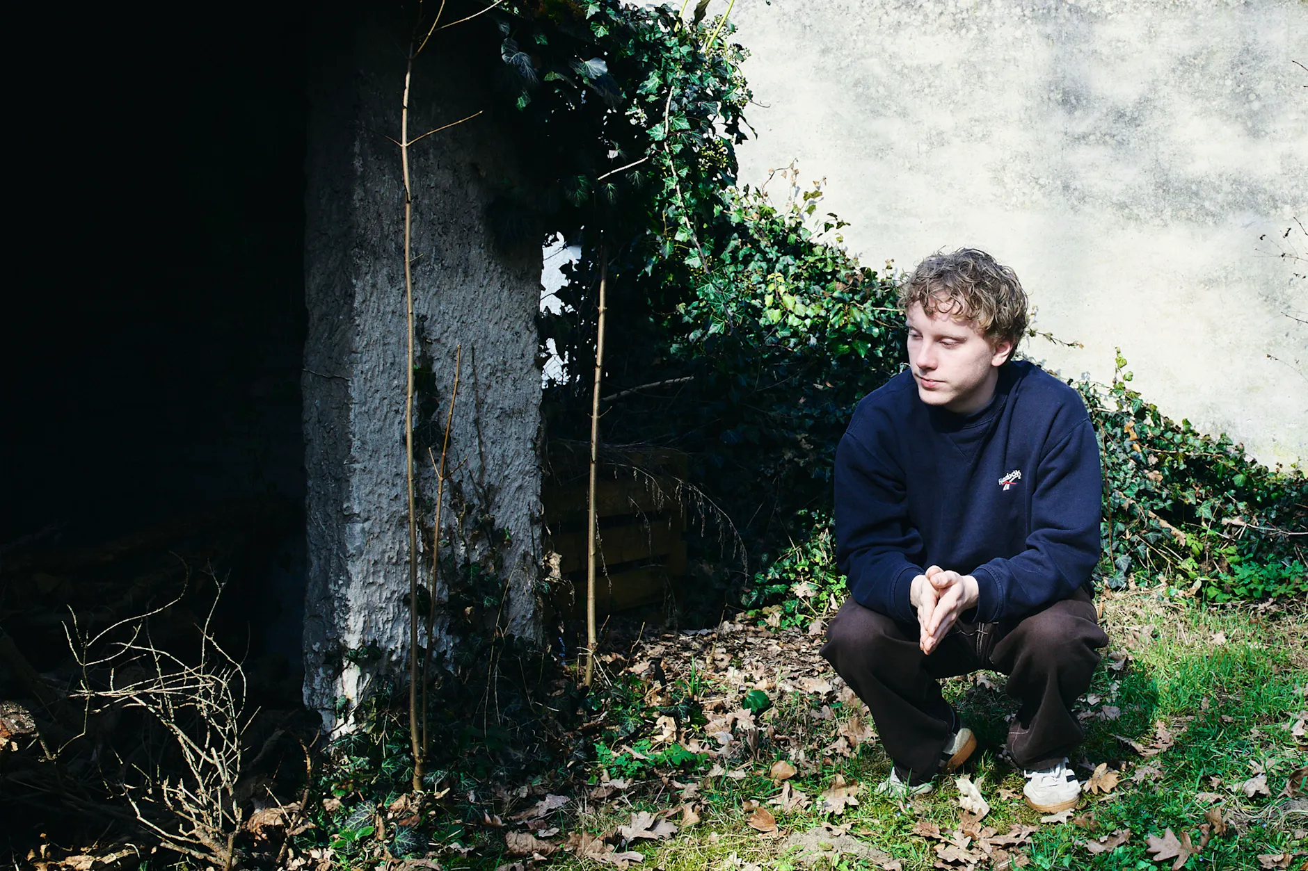 Tjark im Garten seines Bungalows in Zeuthen, Brandenburg
