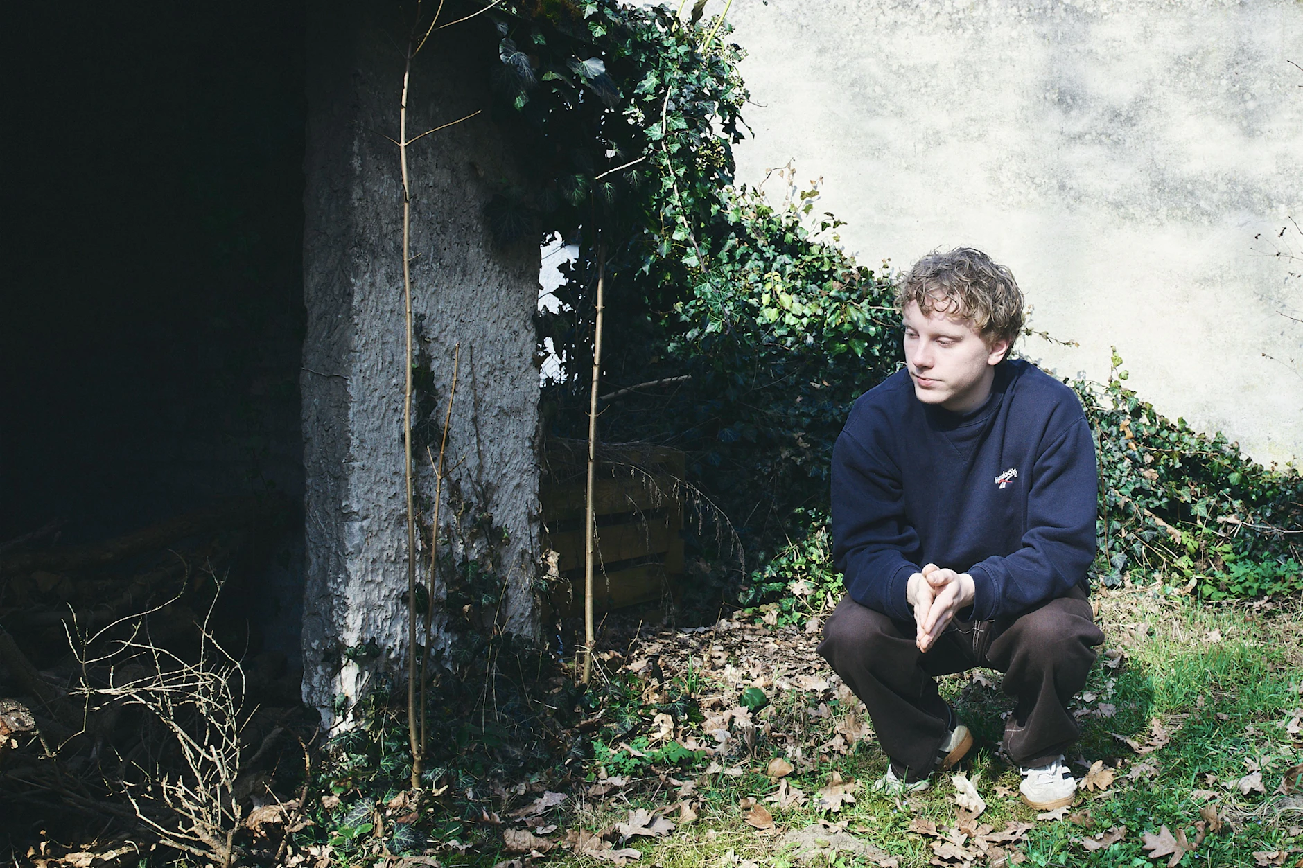 Tjark im Garten seines Bungalows in Zeuthen, Brandenburg