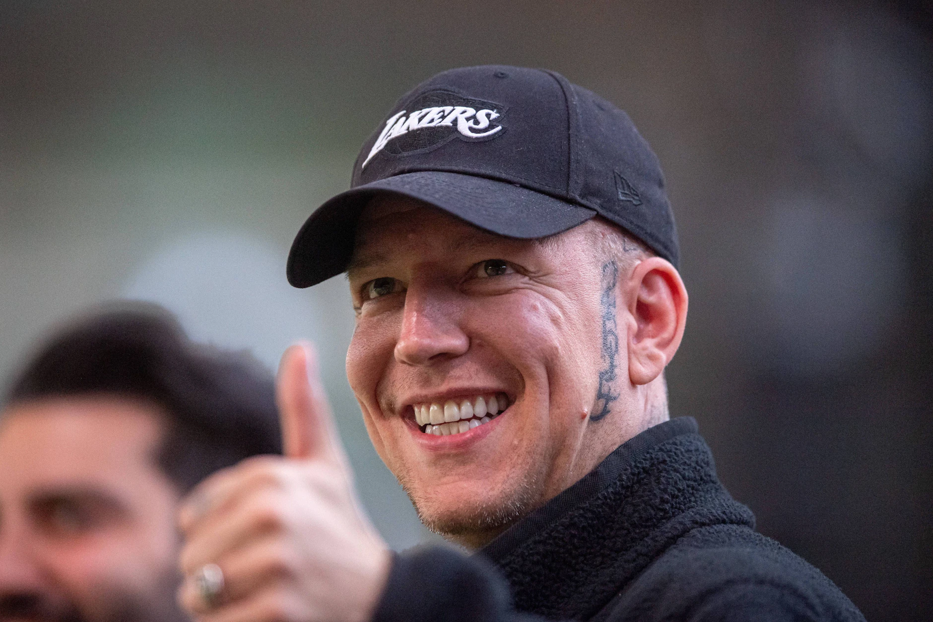 Marcel Eris, im Netz bekannt als MontanaBlack: Sein Livestream aus Neukölln entfachte eine mediale Debatte über die Inszenierung sozialer Brennpunkte für Reichweite.