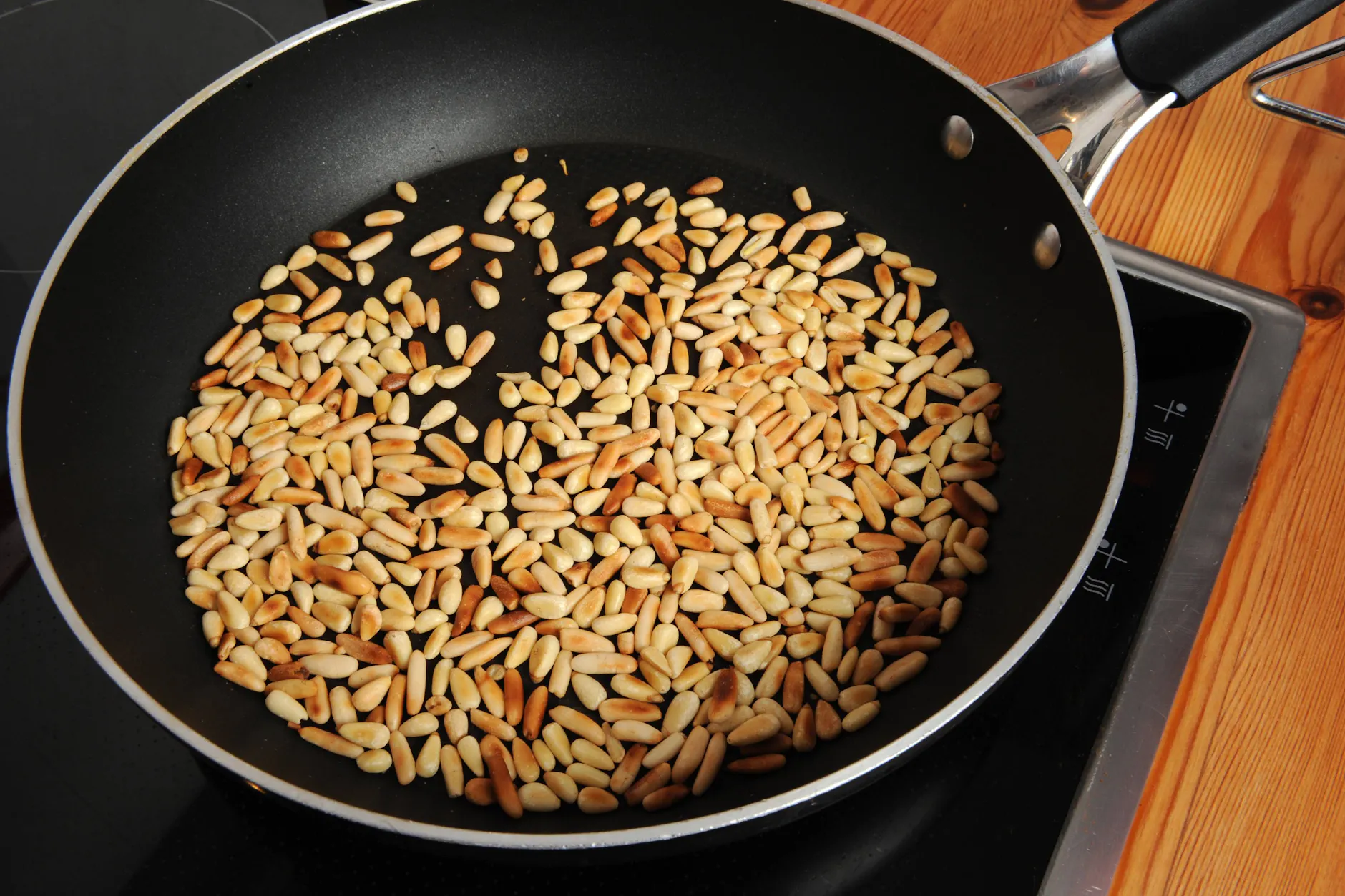 In der Pfanne lassen sich Pinienkerne blitzschnell anrösten.