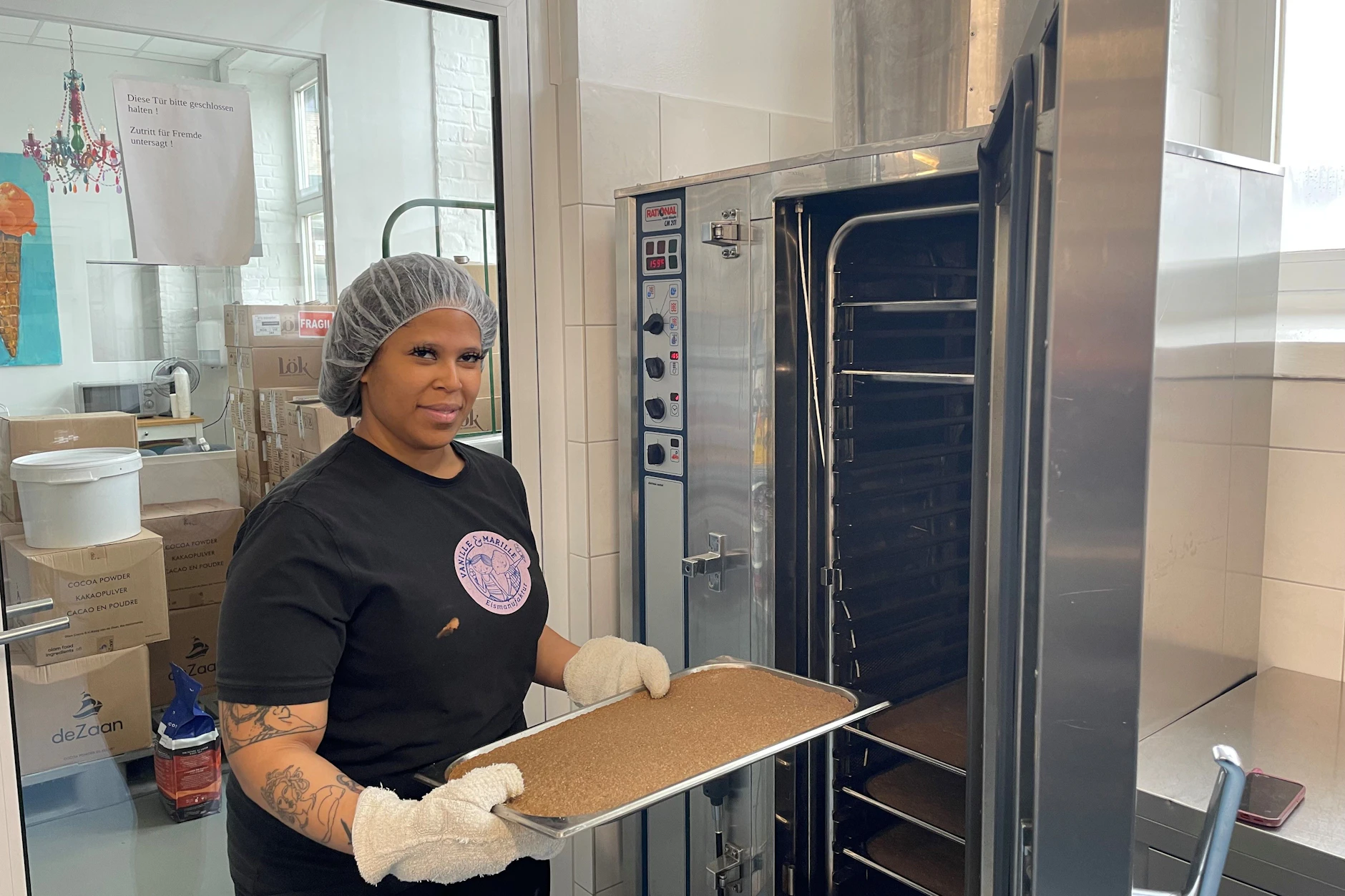 LeMhai ist damit beschäftigt, Cookies für das Eis zu backen – 14 Bleche am Tag.