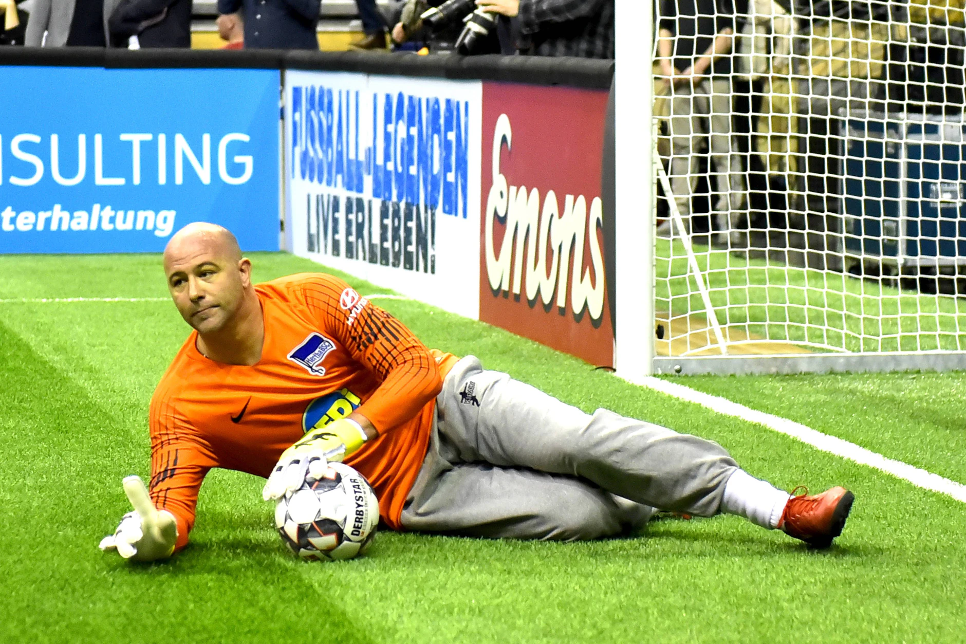 Die Jogginghose als Markenzeichen: Ex-Hertha-Torhüter Gabor Kiraly bei einem Hallenturnier nach Beendigung der aktiven Karriere.