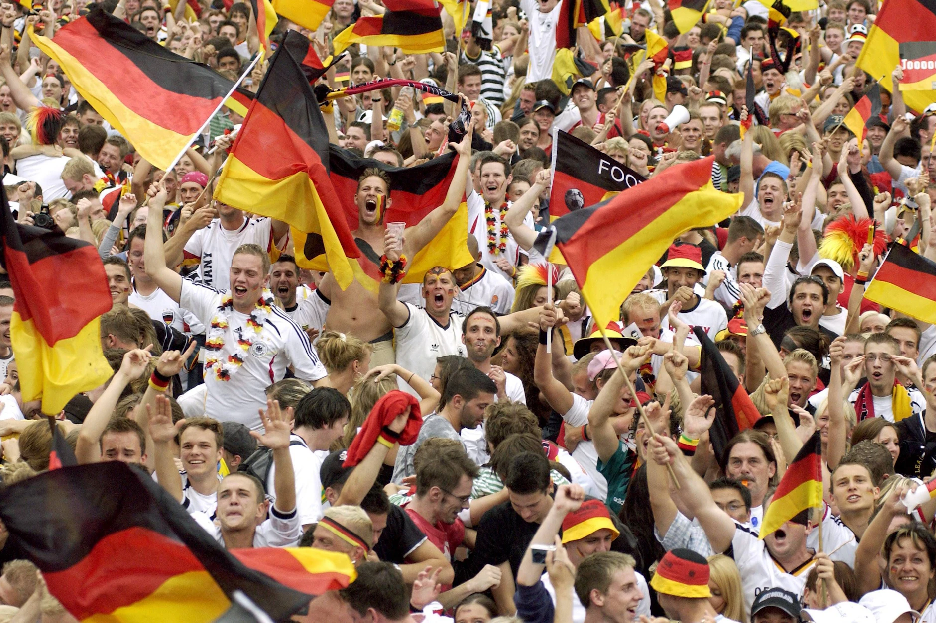 Bei der Fußball-WM 2026 sollen die Fußballfans in Deutschland wieder ausgelassen feiern dürfen.