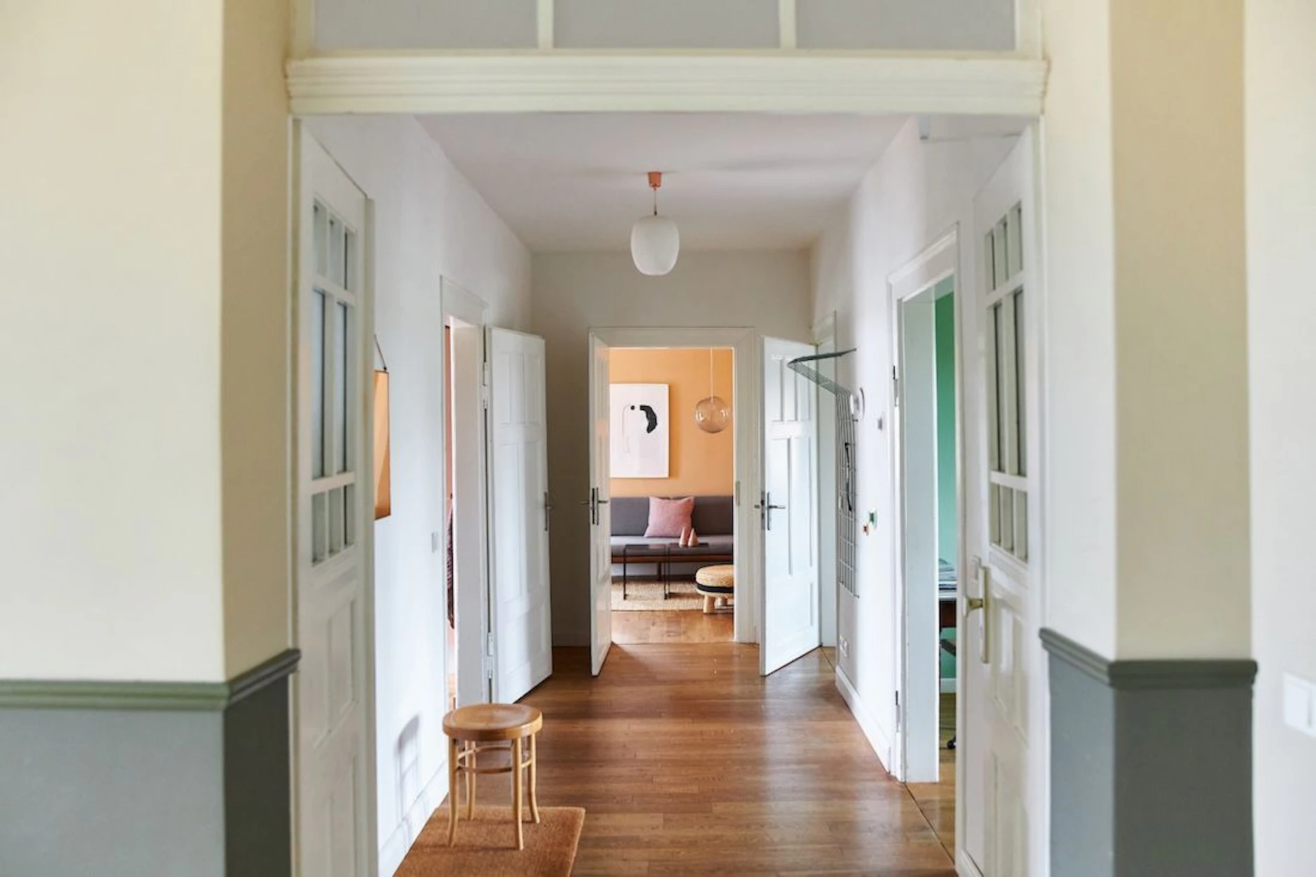 Zarte Pastelltöne und große Fenster laden Licht und Leichtigkeit in die Altbauwohnung ein.