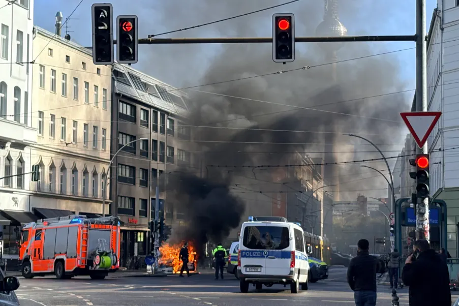 Am Dienstagnachmittag hat in Berlin-Mitte ein Taxi auf einer Kreuzung gebrannt.