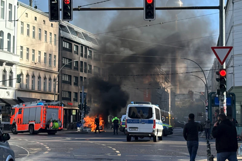 Feuerdrama in Berlin-Mitte: Taxi brennt mitten auf der Brunnenstraße