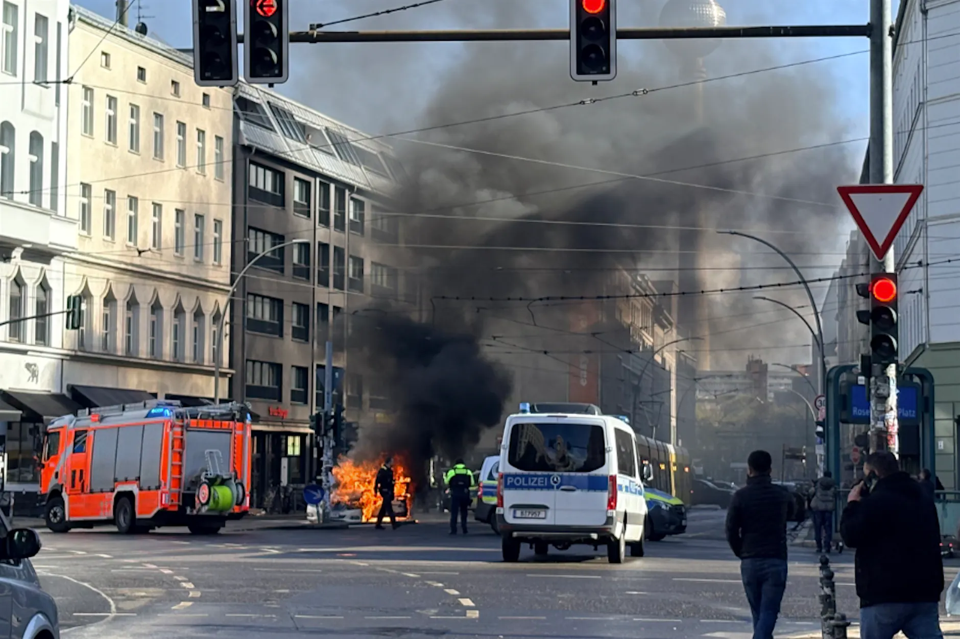 Feuerdrama in Berlin-Mitte: Taxi brennt mitten auf der Brunnenstraße