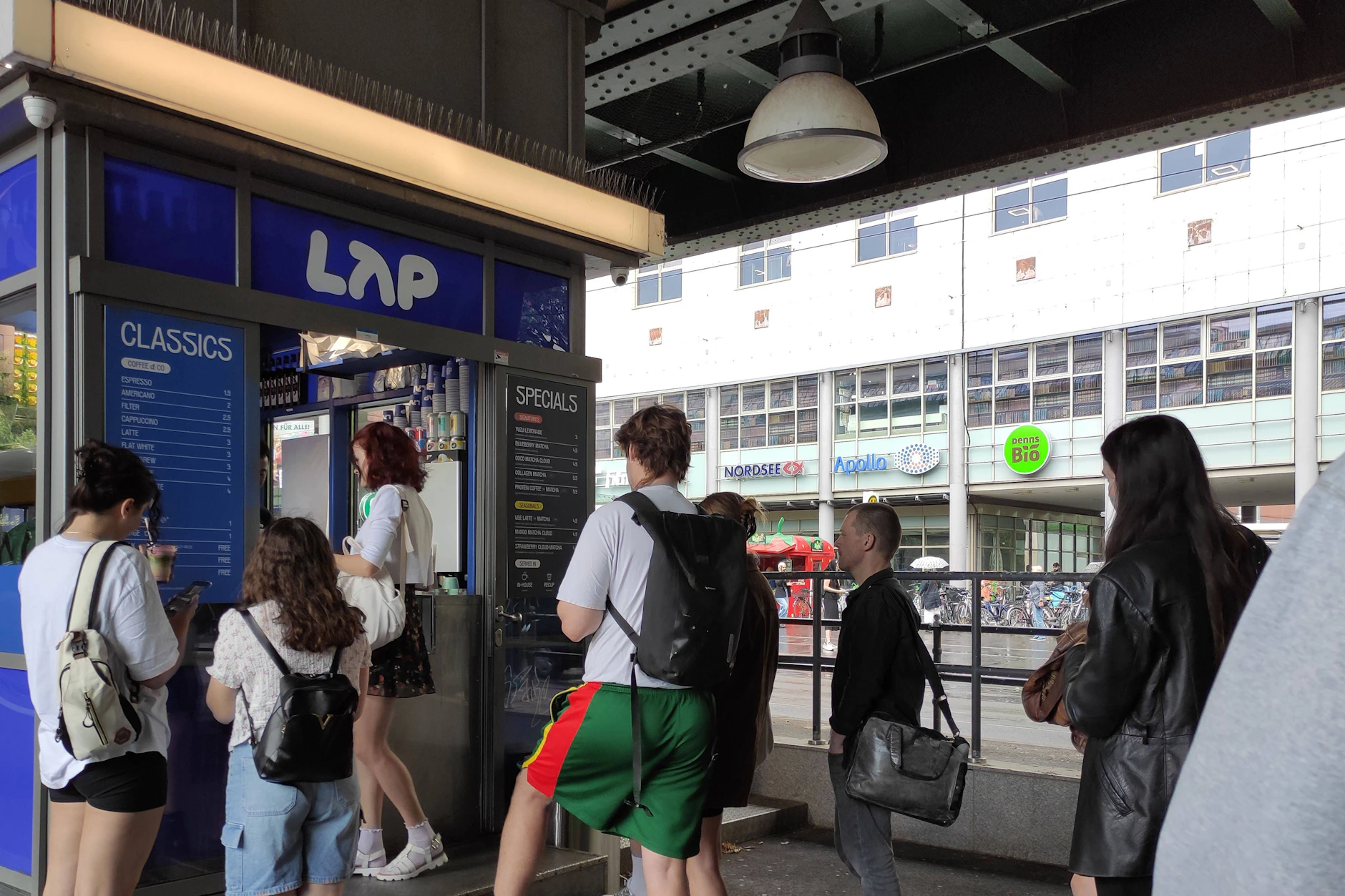 Gegen die Verpackungssteuer spricht, dass am Ende die Berliner mehr für ihren Coffee to go bezahlen würden.