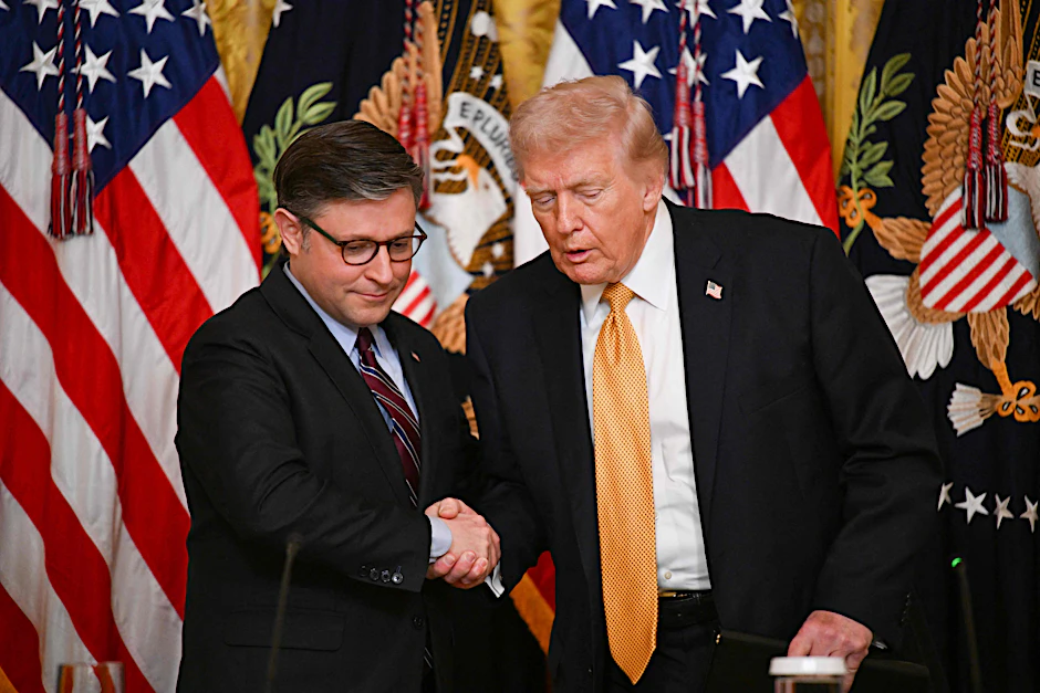 Republikaner unter sich: US-Präsident Donald Trump schüttelt die Hand des Repräsentantenhaussprechers Mike Johnson (l.).