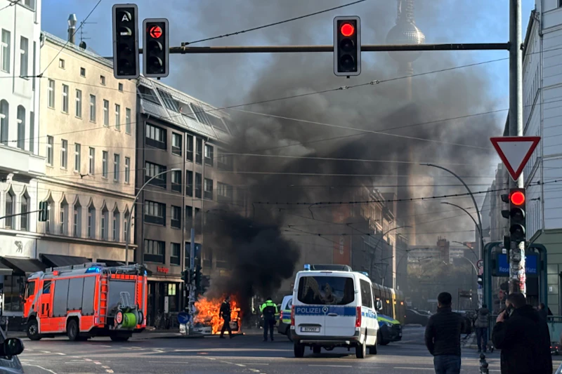 Rosenthaler Platz: Auto steht in Vollbrand