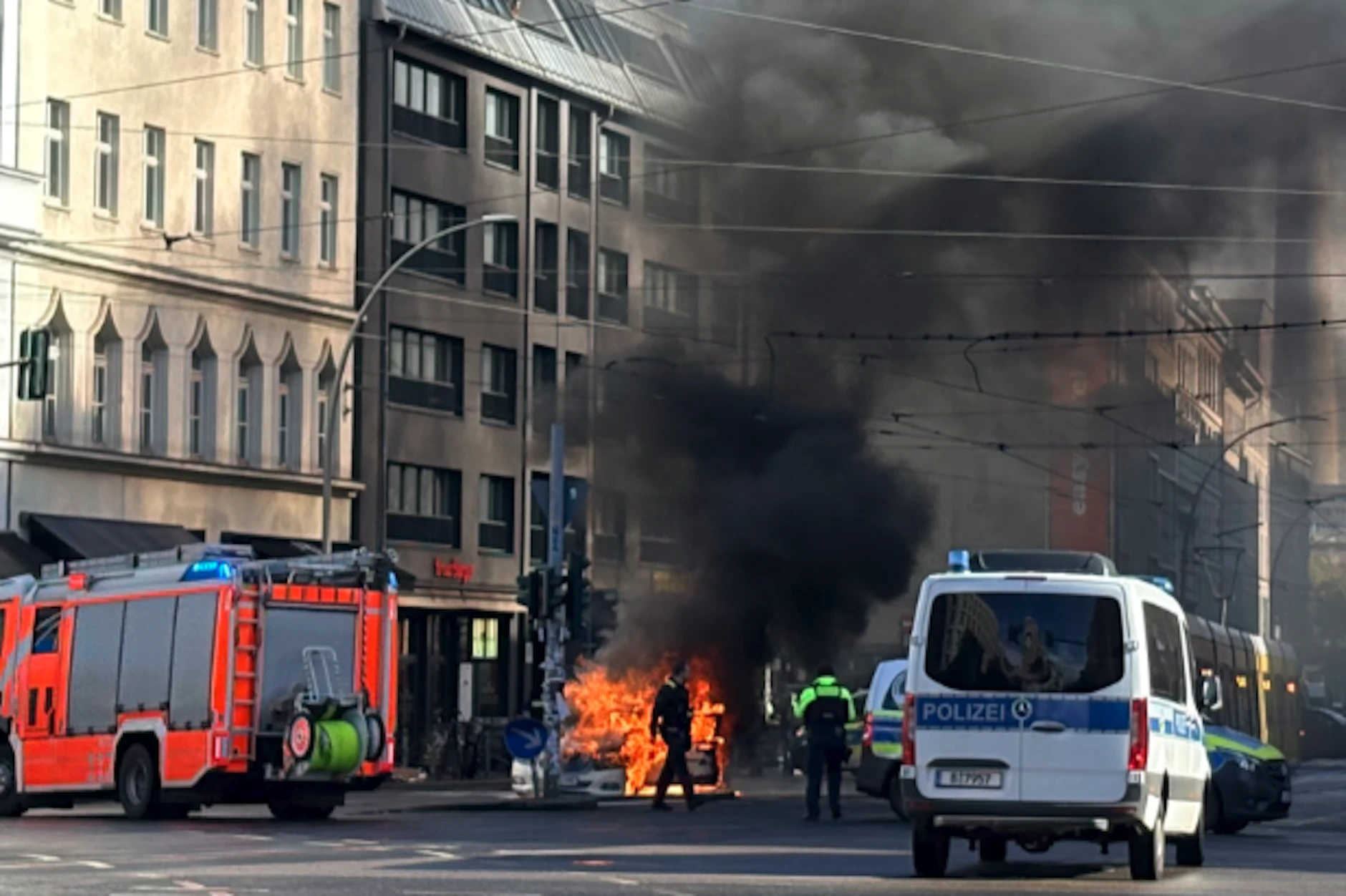 Das brennende Auto am Rosenthaler Platz.
