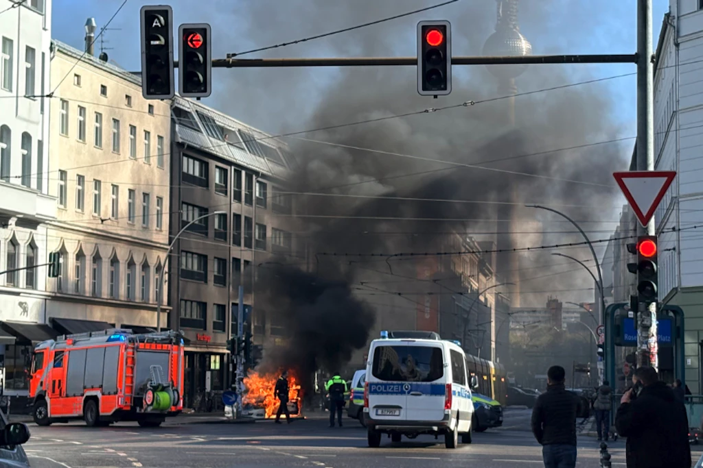 Taxi abgebrannt: Meterhohe Flammen am Rosenthaler Platz