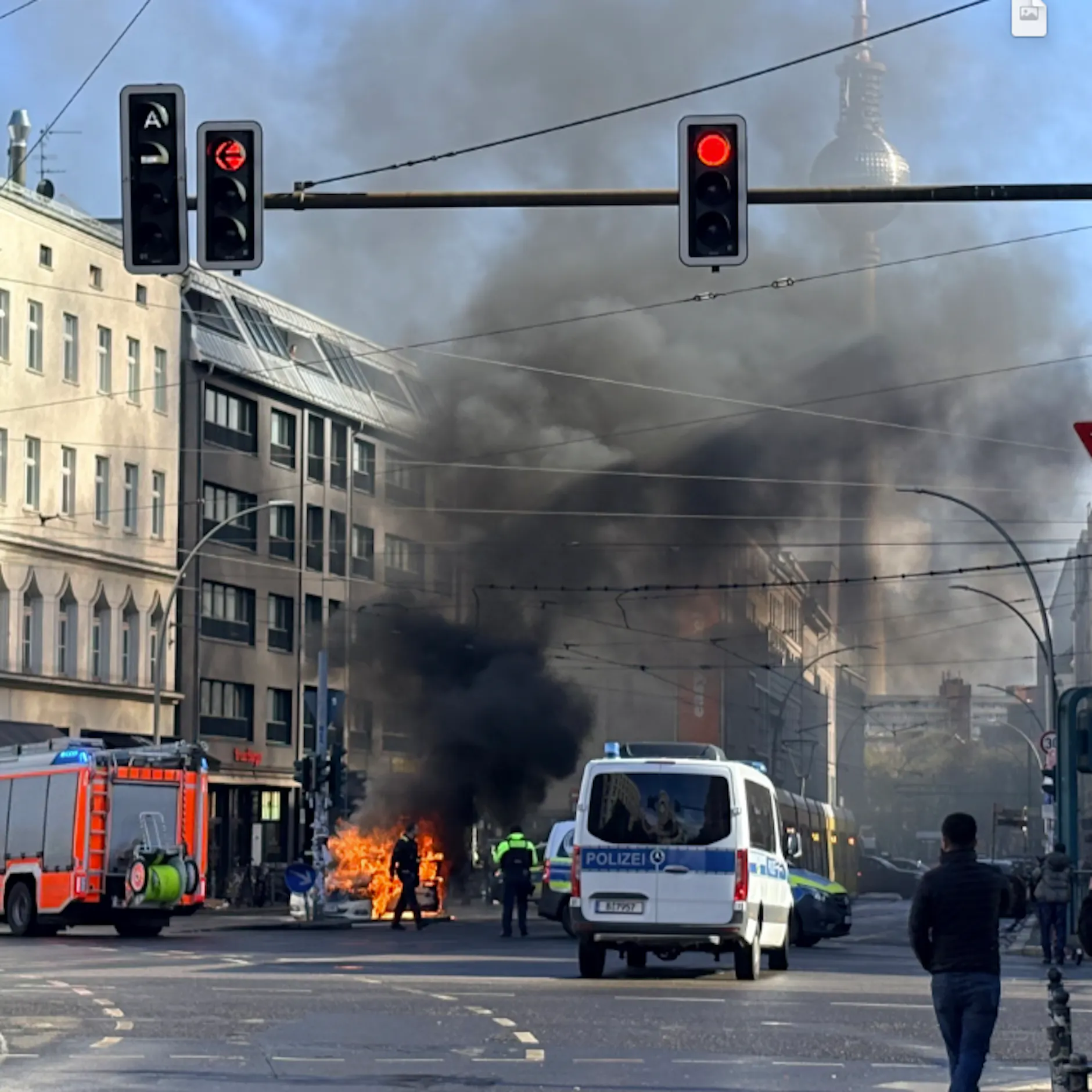 Image - Taxi abgebrannt: Meterhohe Flammen am Rosenthaler Platz