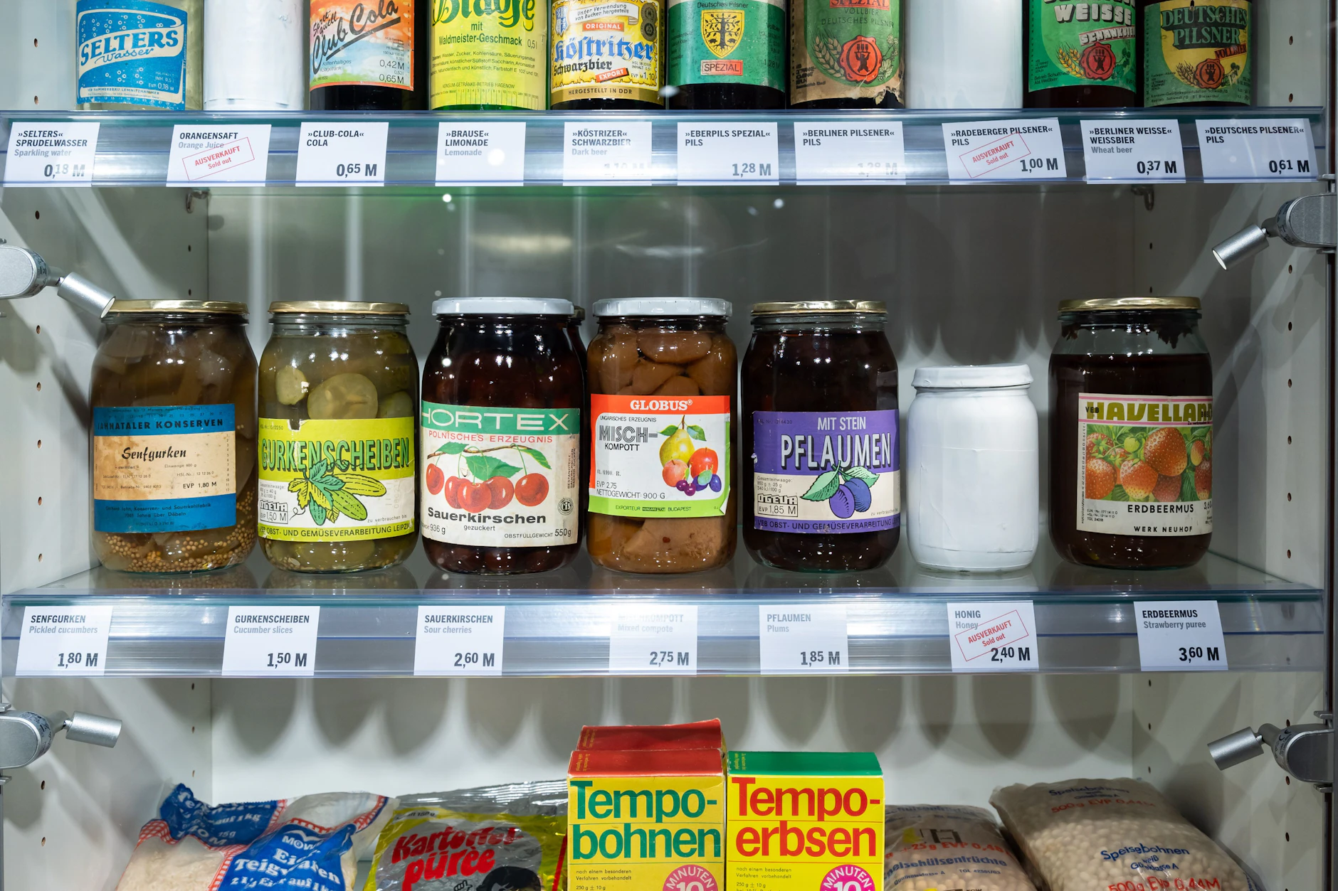 Produkte wie Konserven landen noch heute oft als Spenden im Depot des DDR-Museums Berlin. Sie werden unter anderem bei Haushaltsauflösungen entdeckt.