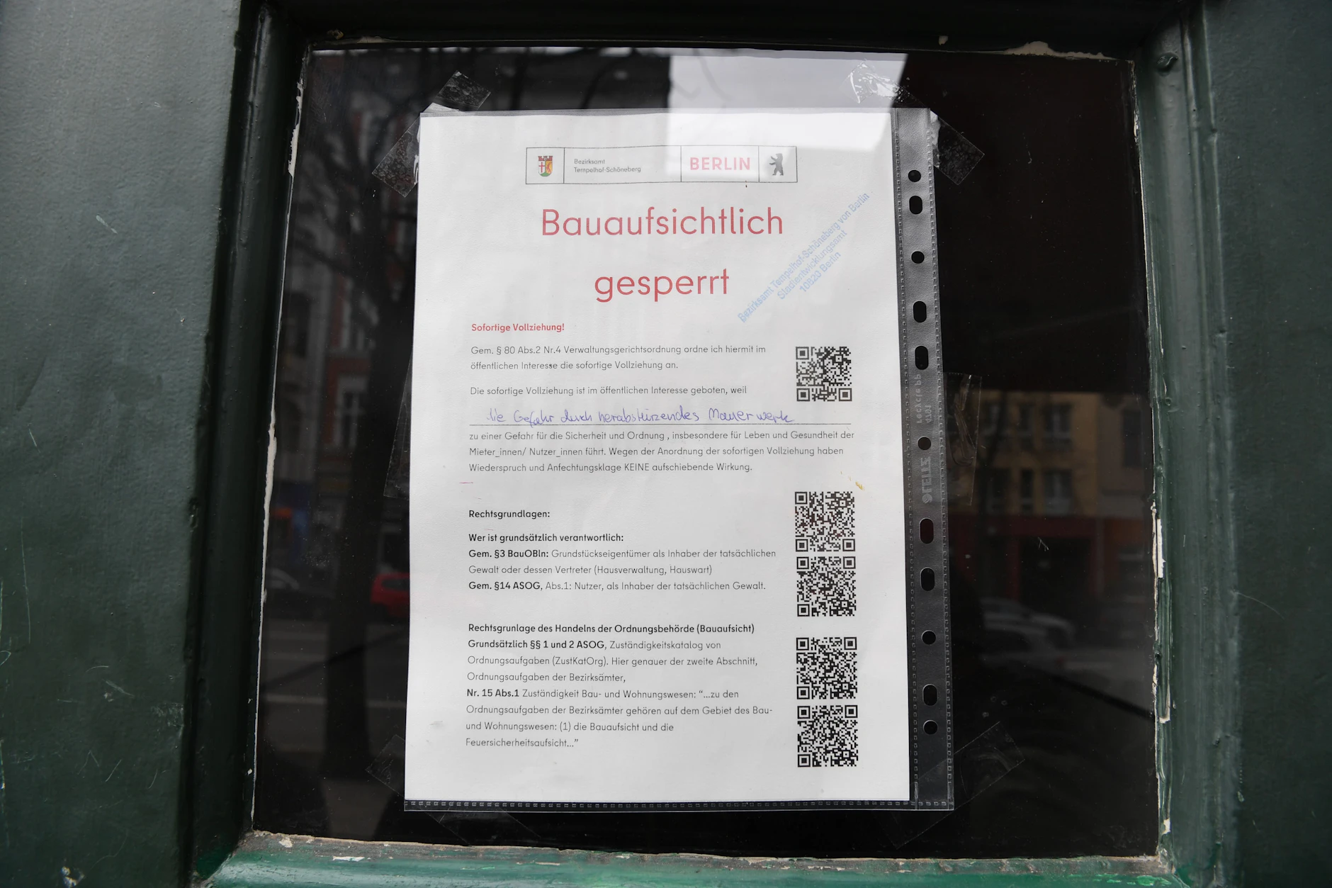 Der Zettel an der Haustür verkündet: Das Haus wurde von der Bauaufsicht gesperrt.