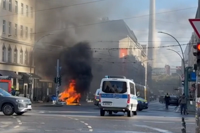 Taxi in Brand – Meterhohe Flammen