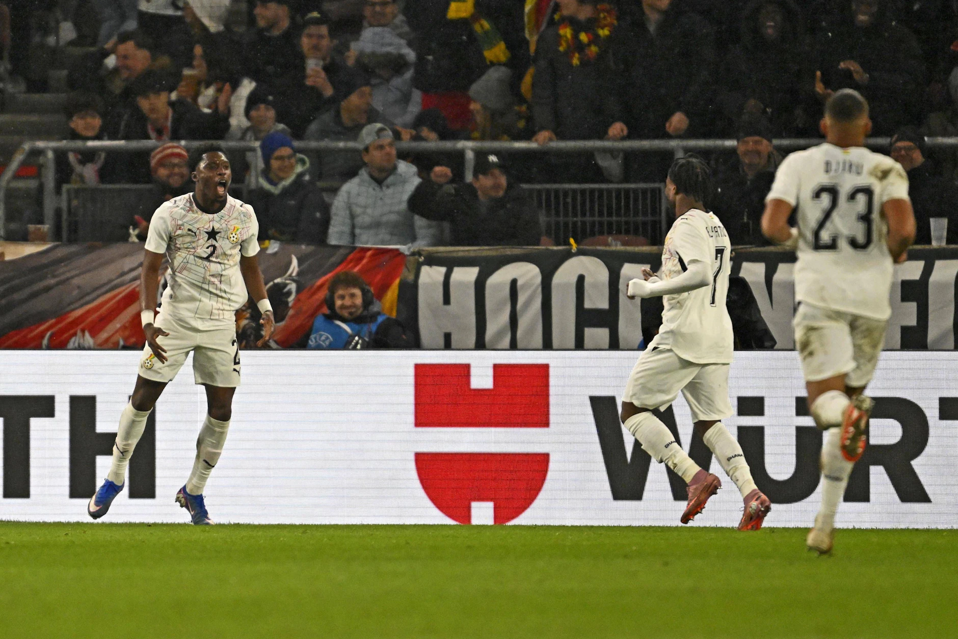 Derrick Köhn (l.) freut sich über seine erste Torbeteiligung im dritten Länderspiel.