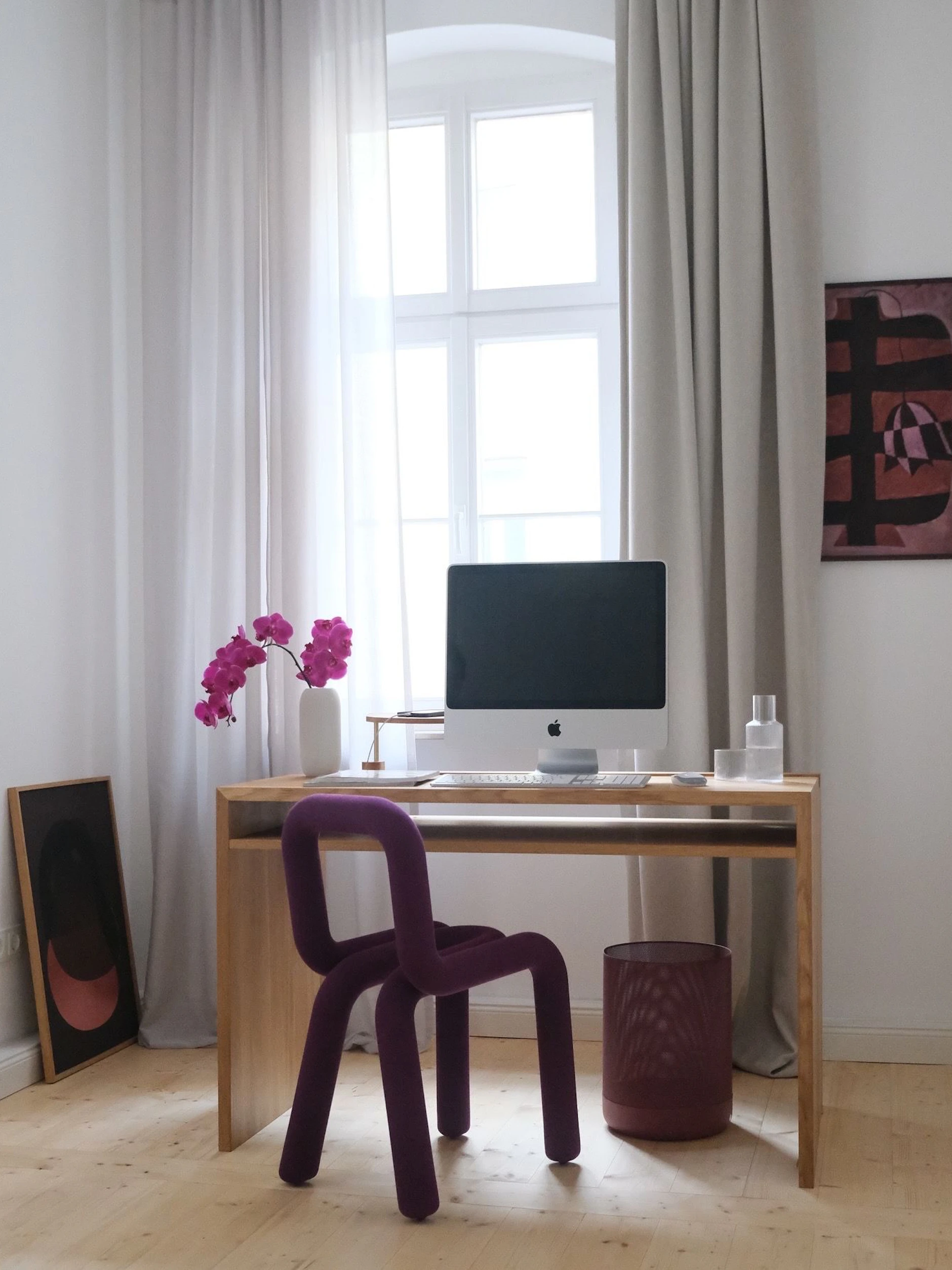 „Bold“ – also „auffällig“ – trifft zweifellos auf den violetten Polsterstuhl zu. Dahinter steht das 2004 im schweizerischen Lausanne gegründete Designerstudio Big Game.