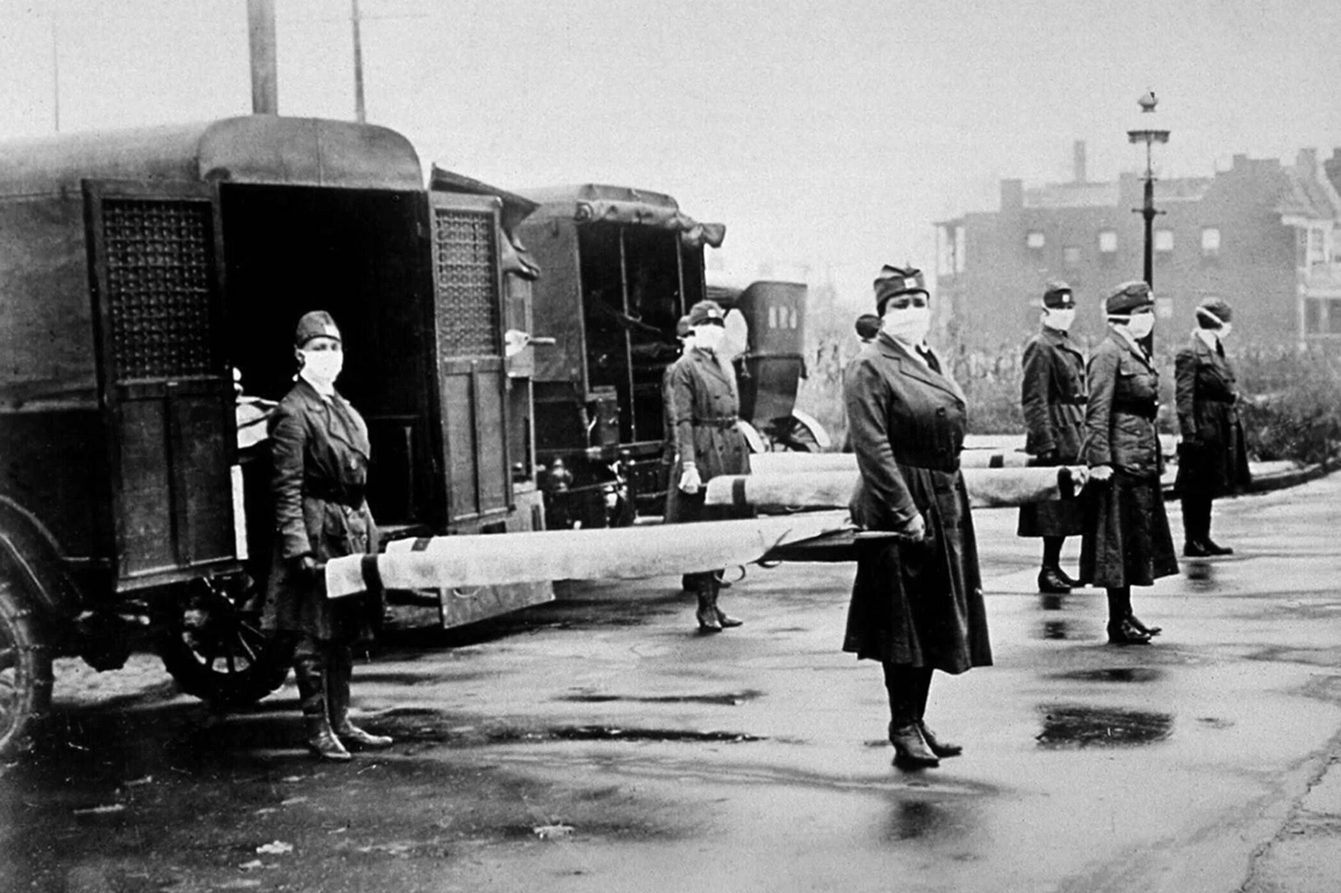 Epidemien und Pandemien gibt es seit Jahrtausenden. Hier: Maskierte Krankenschwestern in den USA während der sogenannten Spanischen Grippe im Winter 1918/19.