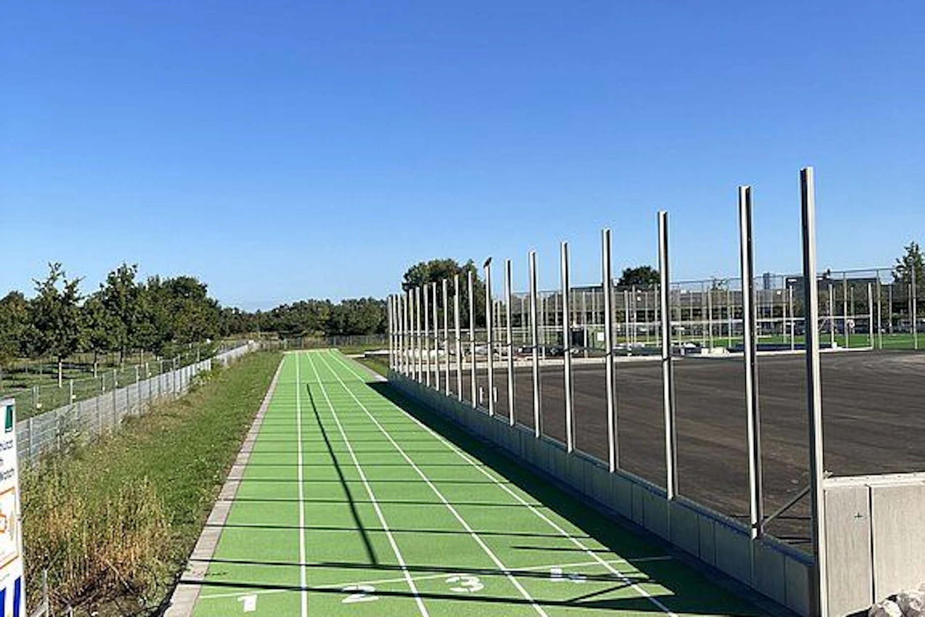 Auch die Sportplätze der neuen Schule in Adlershof sind fast schon fertig.