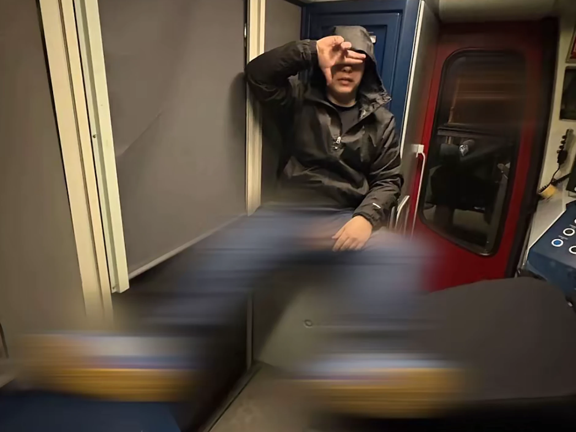 Ein Jugendlicher lässt sich im Führerstand einer S-Bahn fotografieren. Eigentlich dürfen Rollos nur dann heruntergezogen werden, wenn es im Sommer zu heiß wird.