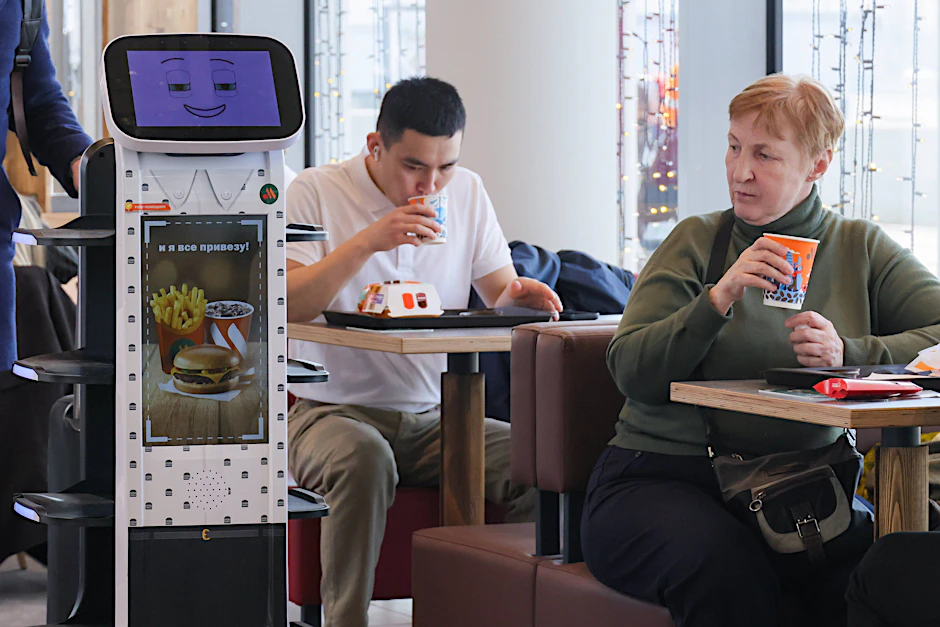 Ein Roboter rollt durchs Restaurant.