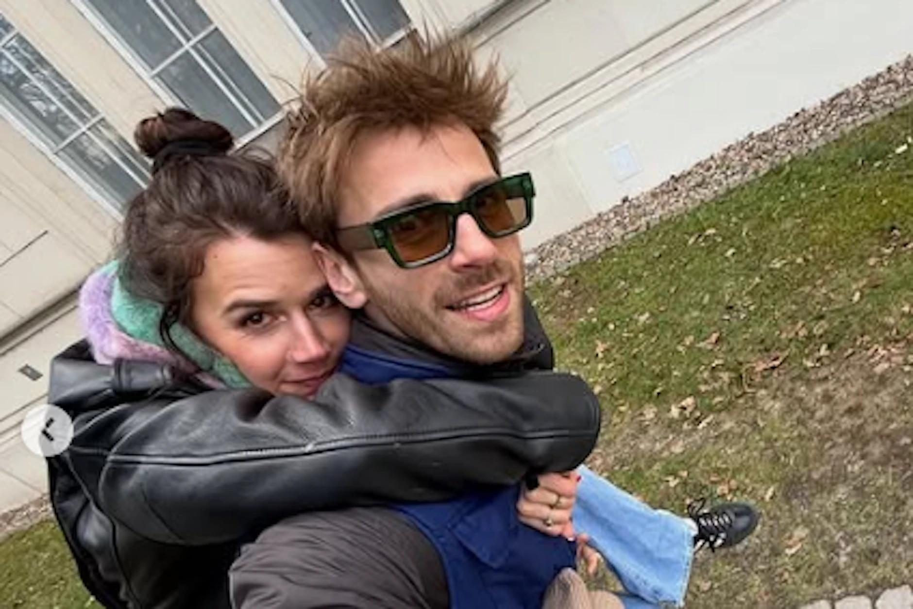 Das ist nicht seine Freundin Franzi: Fynn Kliemann schmust hier mit einer MDR-Moderatorin.