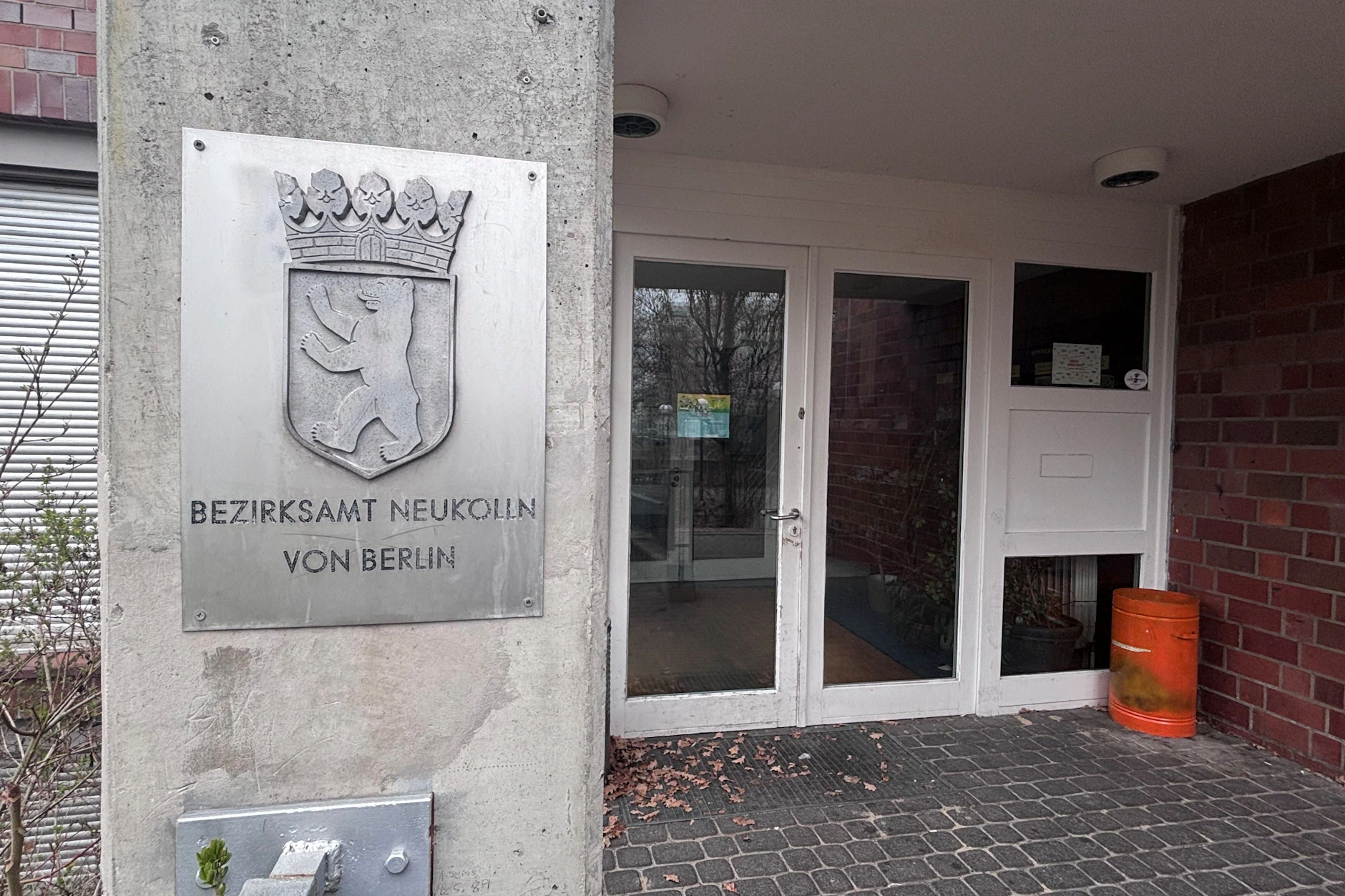 Träger der Einrichtung an der Wutzkyallee ist das Bezirksamt Neukölln.