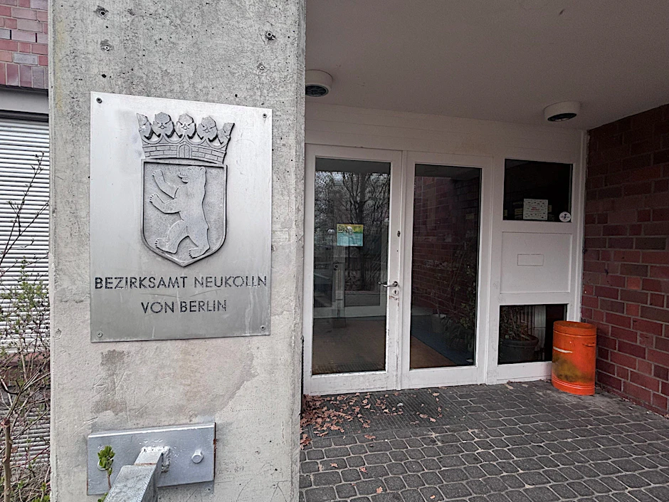 Träger der Einrichtung an der Wutzkyallee ist das Bezirksamt Neukölln.