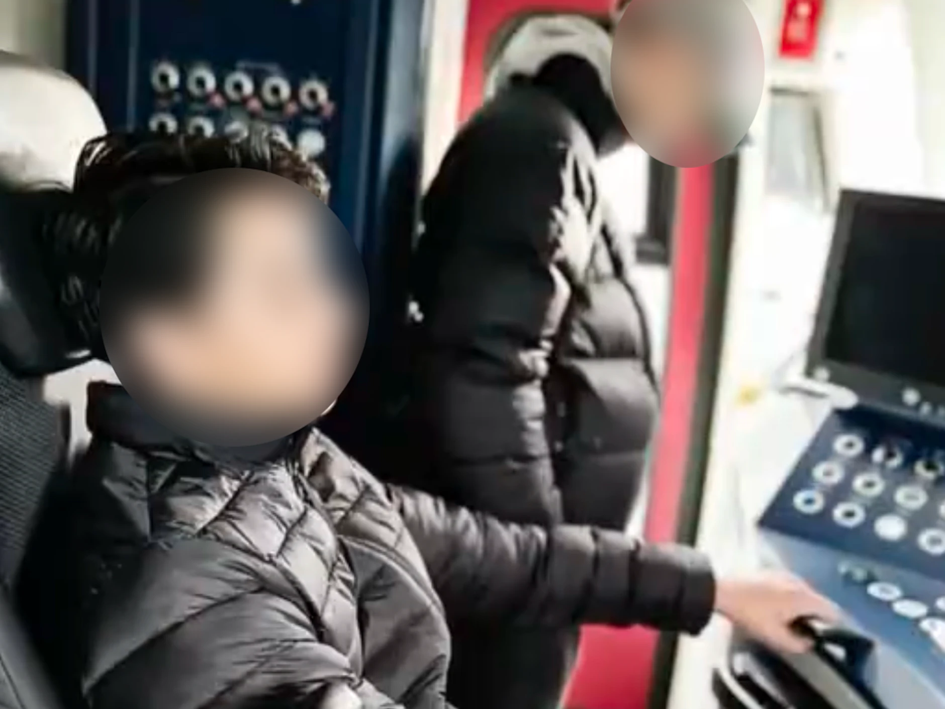 In einem Führerstand der Berliner S-Bahn unterwegs: Jugendliche lassen sich für Social Media ablichten. Ganz entspannt, als wollten sie sagen: „Was kann mir schon passieren?“