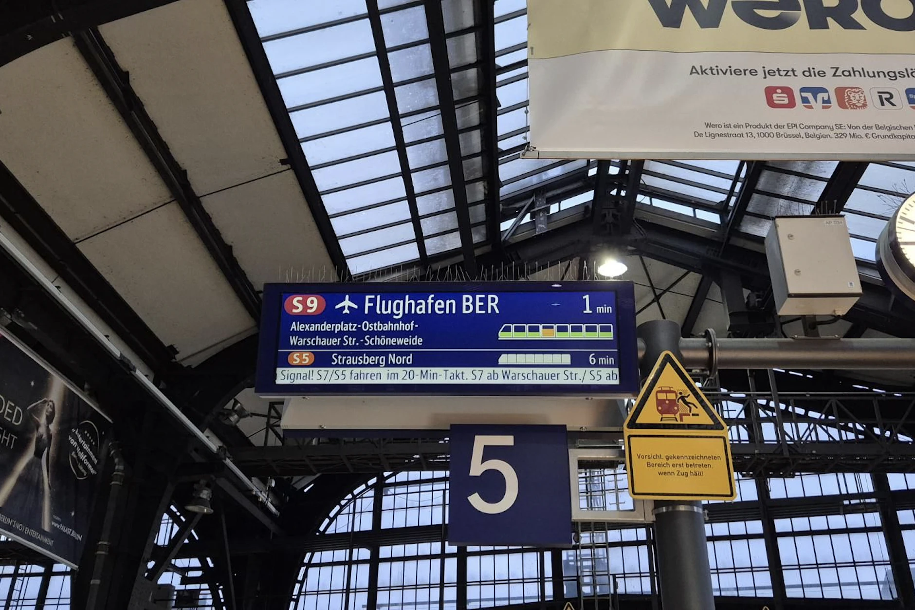 Anzeige an der Friedrichstraße: Wegen einer Signalstörung kommt es zu Einschränkungen bei mehreren S-Bahn-Linien.