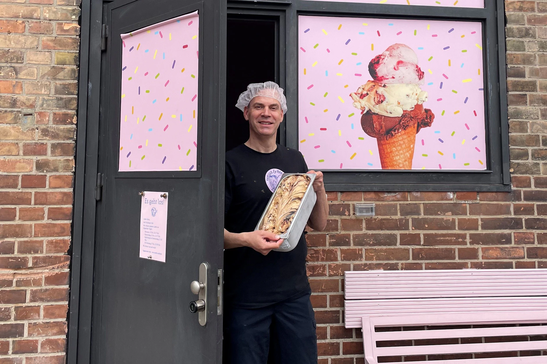 Falk Rahn von der Eismanufaktur Vanille & Marille erklärt, wie die hohen Preise für Eis zustande kommen.