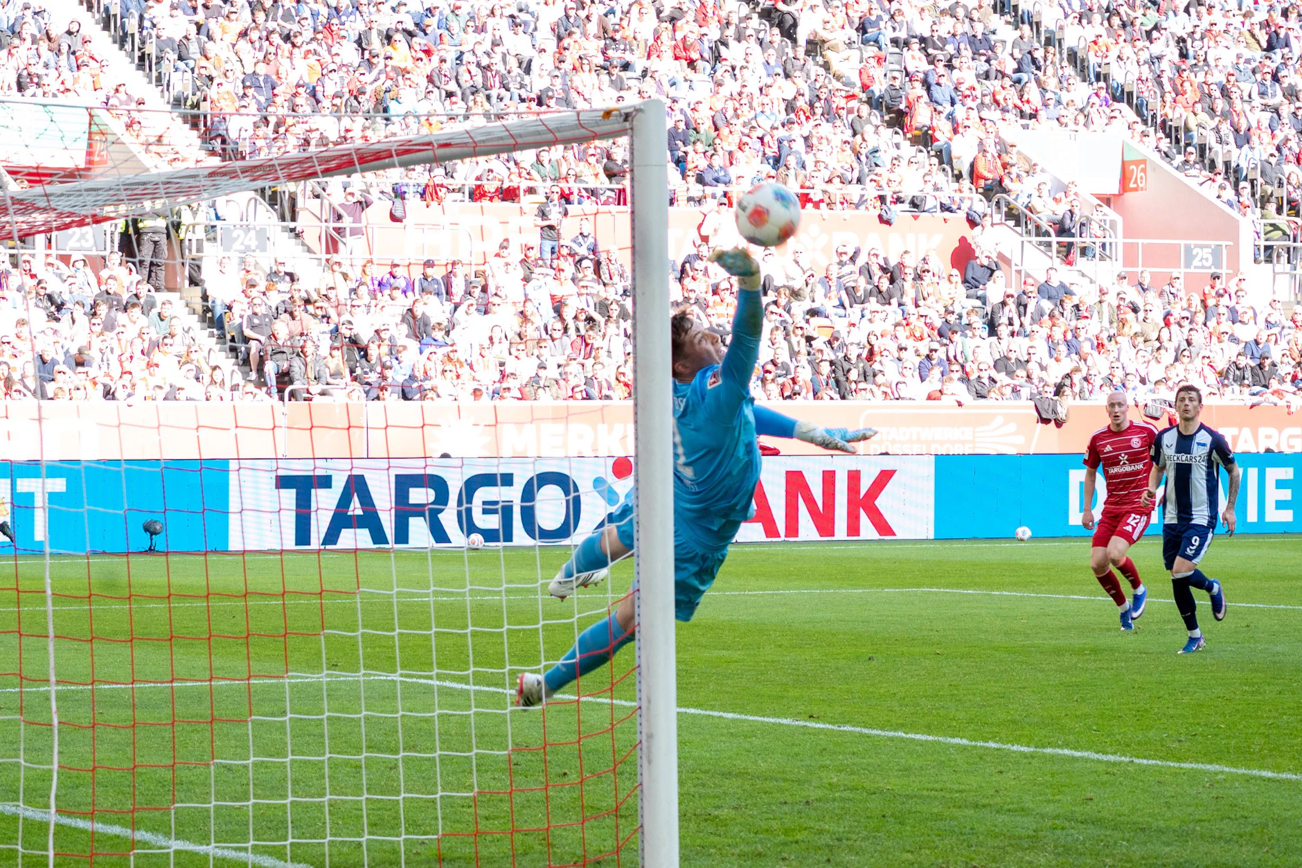Typisch Tjark: Ernst macht sich für Hertha BSC ganz lang und praiert in Düsseldorf einen gefärhlichen Distanzschuss.