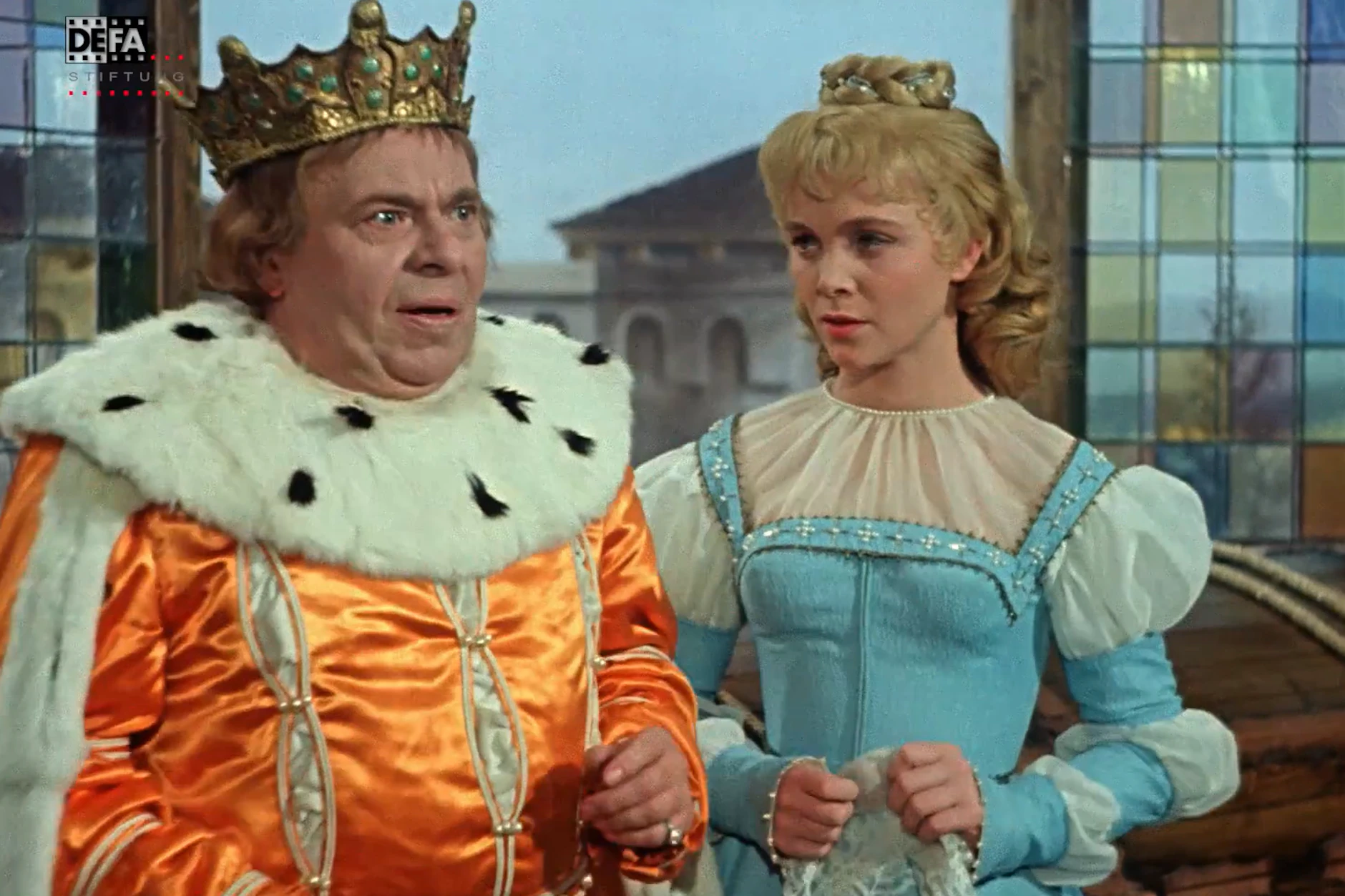 Szene aus „Die goldene Gans“ aus der DDR: Der König ist verzweifelt, weil seine Tochter, die Prinzessin, nicht lachen kann.