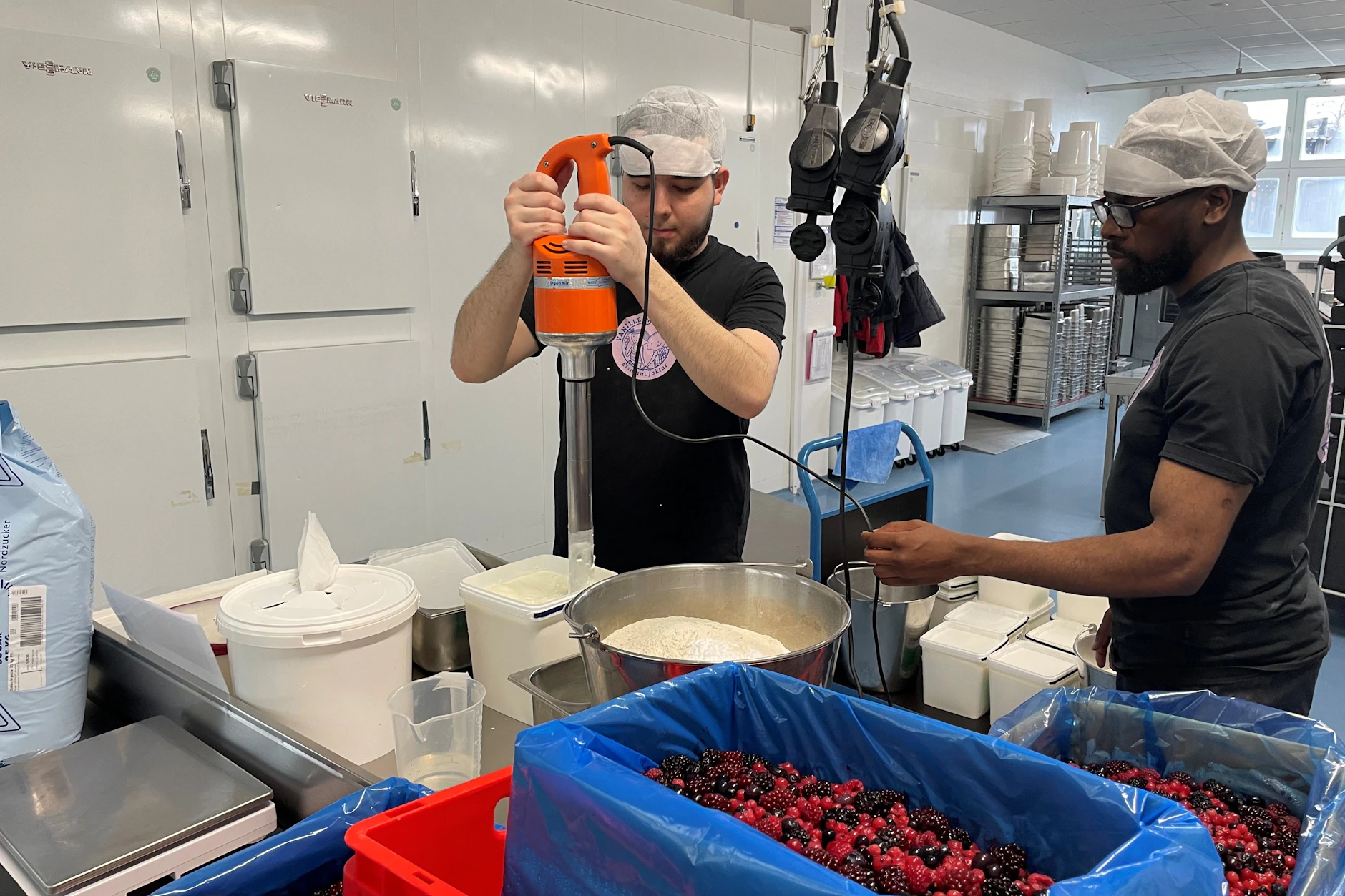 In der Eismanufaktur Vanille &amp; Marille wird Eis mit Beeren angerührt.