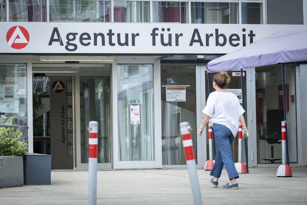 Zahl der Arbeitslosen stagniert bei über drei Millionen: Mehr Menschen erhalten Unterstützung