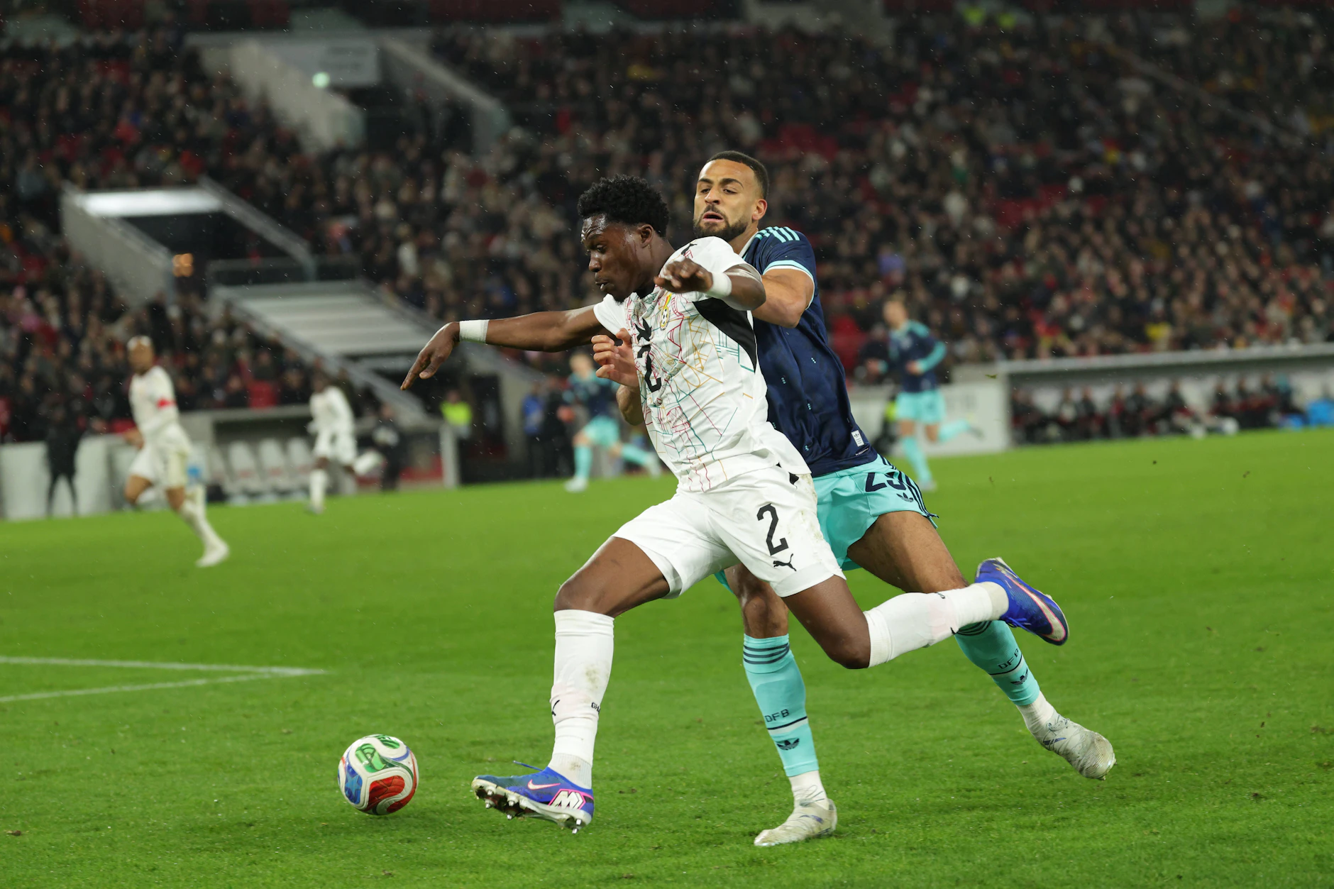 Herausragende Vorarbeit: Derrick Köhn (l.) düpiert Josha Vagnoman in der Entstehung des zwischenzeitlichen Ausgleichs der Ghanaer im Spiel gegen die deutsche Nationalmannschaft.