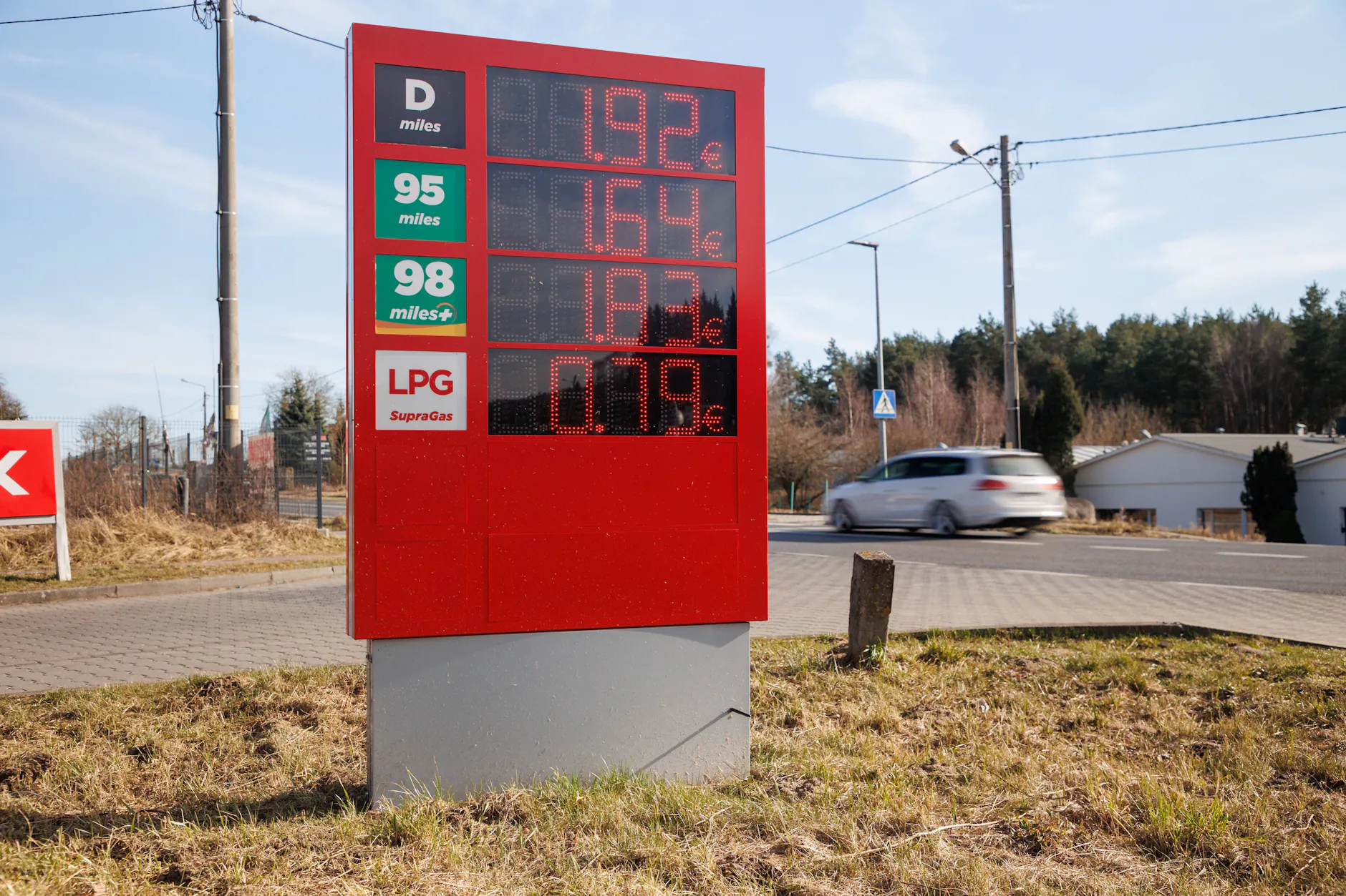 Seit einigen Wochen tanken Deutsche häufig in Polen, weil die Preise im Nachbarland deutlich günstiger sind.