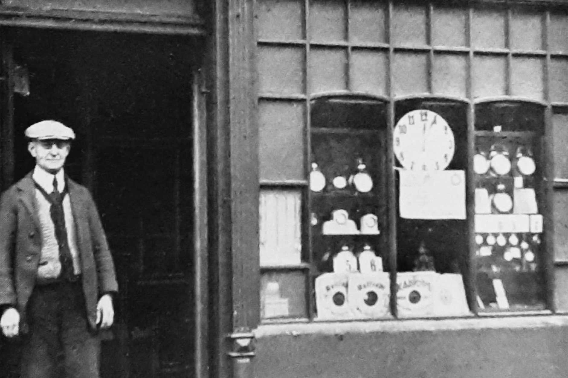 Der Uhrmacher Fritz Ulbrich vor seinem Laden in Wedding