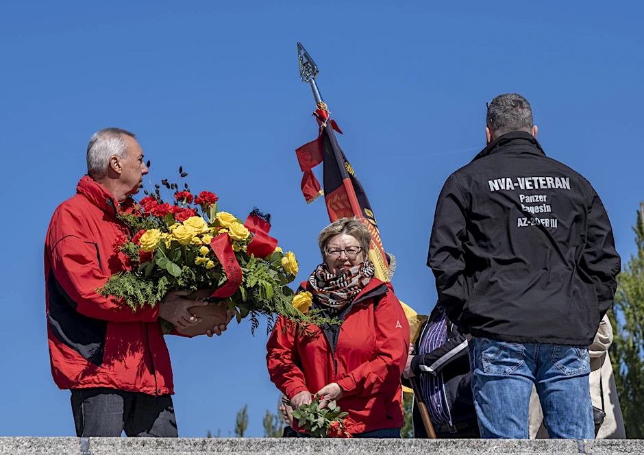 Kundgebung am Sowjetischen Ehrenmal im Treptower Park von NVA-Veteranen